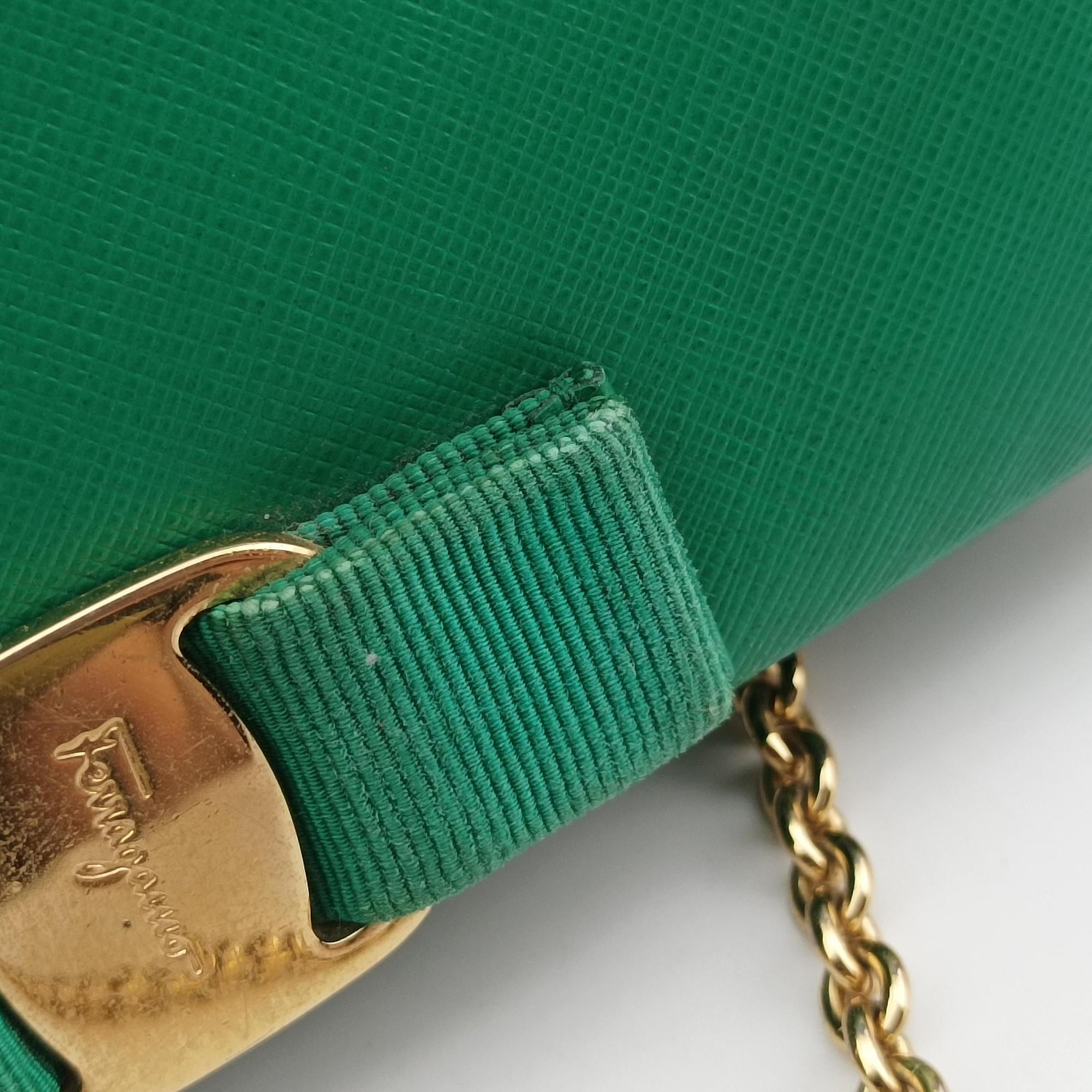 Pre-owned Ferragamo Ginny Vara Green Leather  shoulderbag | stylenewstar