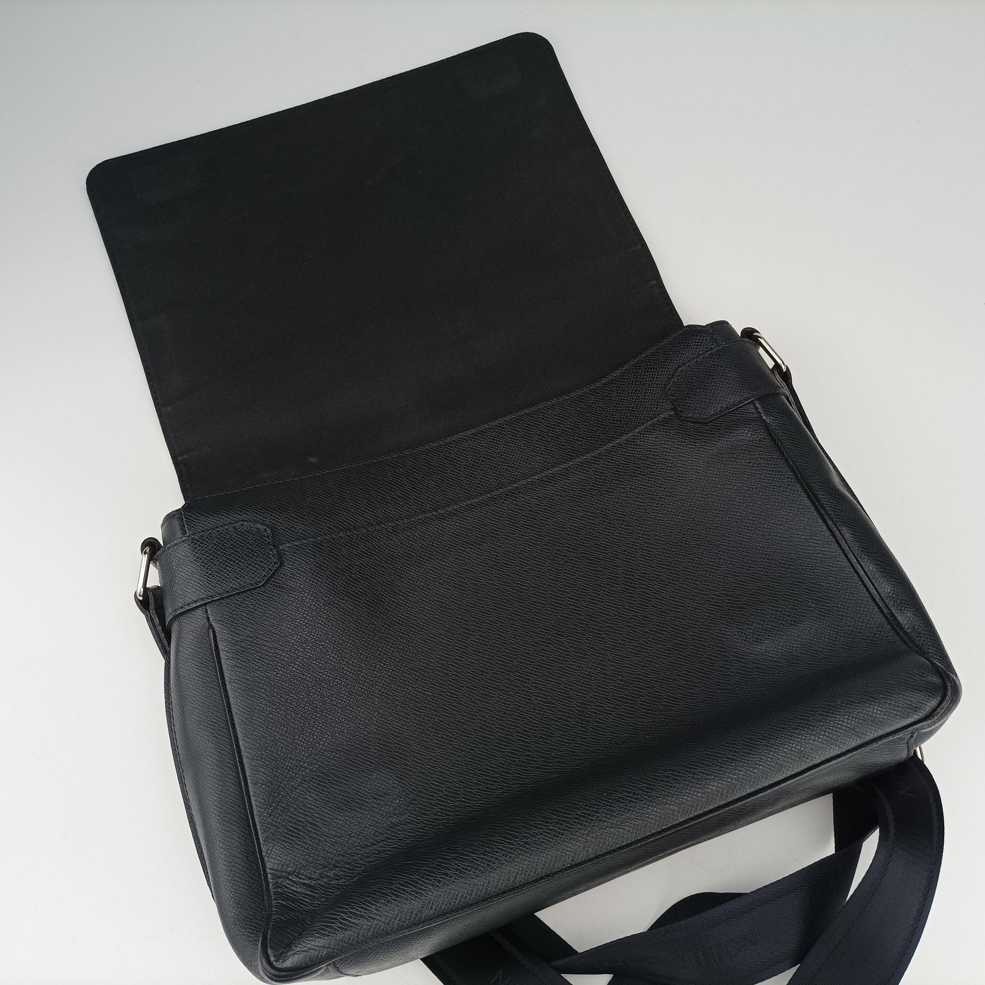 Secondhand Louis Vuitton Roman MM Bolreal Taiga M32624 shoulderbag | stylenewstar