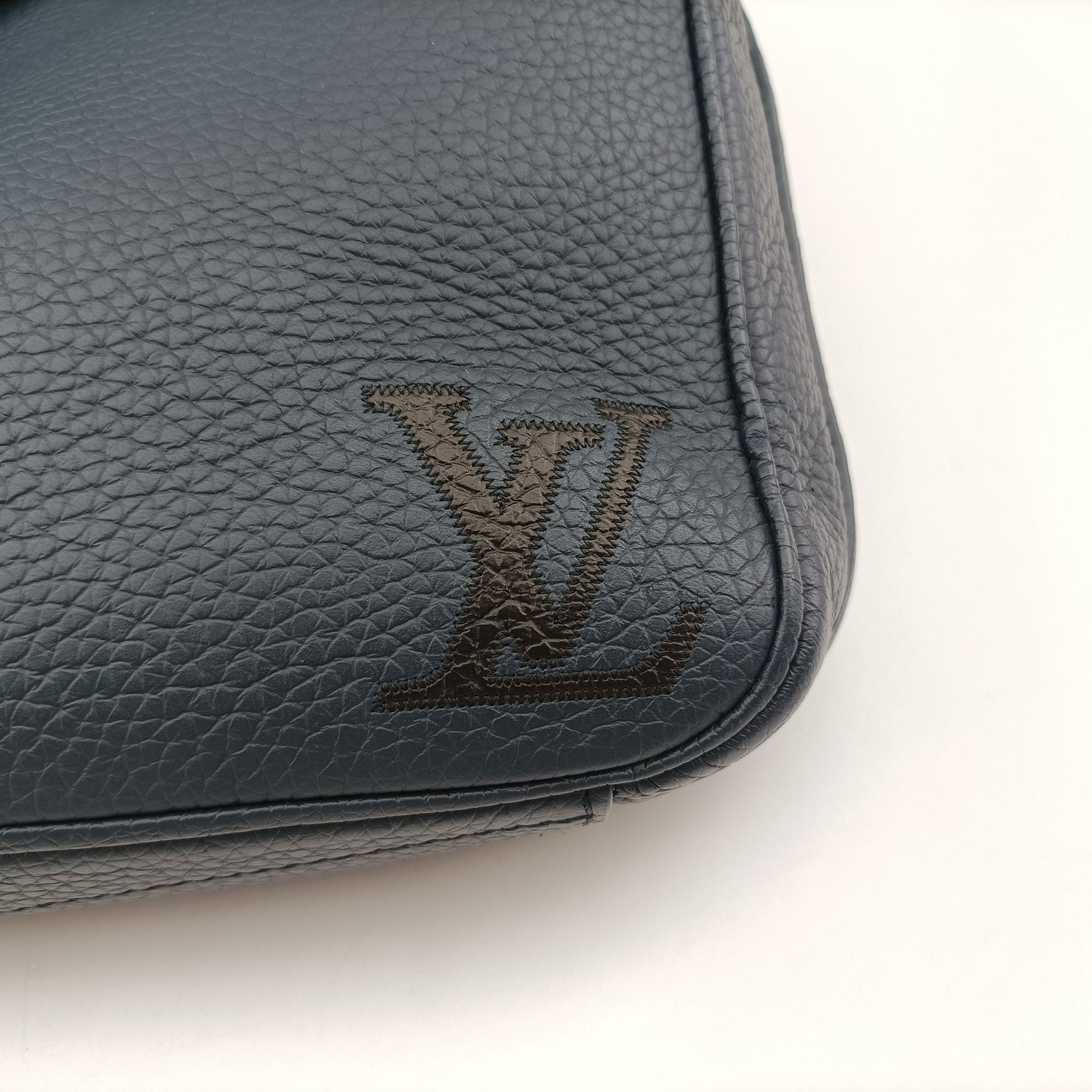 Secondhand Louis Vuitton Armand Briefcase MM NAVY Taurillon leather M54380 handbag | stylenewstar