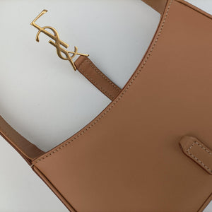 Vintage Yves Saint Laurent LE5A7Hobo Camel Leather 710318 handbag | stylenewstar