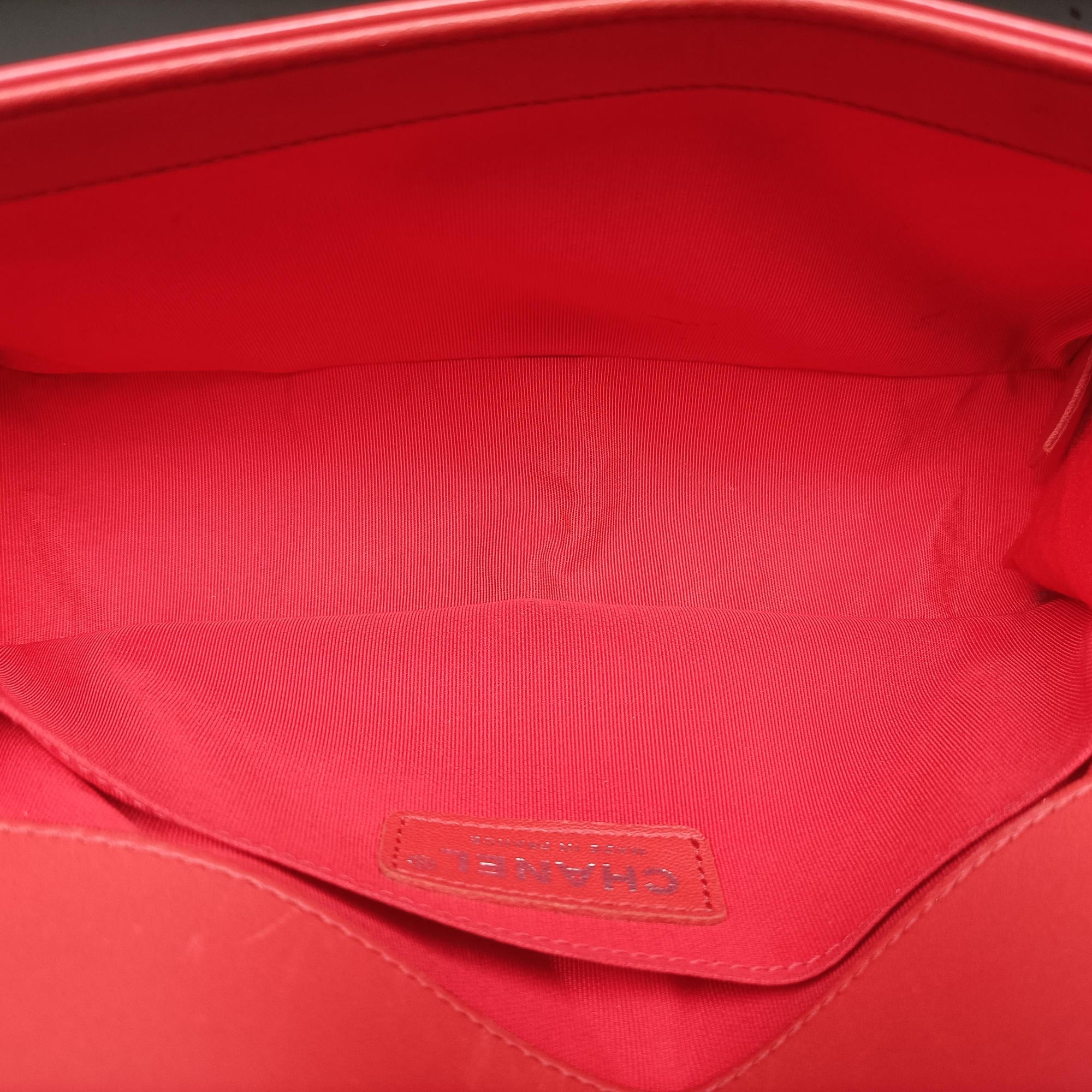 Secondhand Chanel BOY CHANEL Red Patent Leather A67086 shoulderbag | stylenewstar
