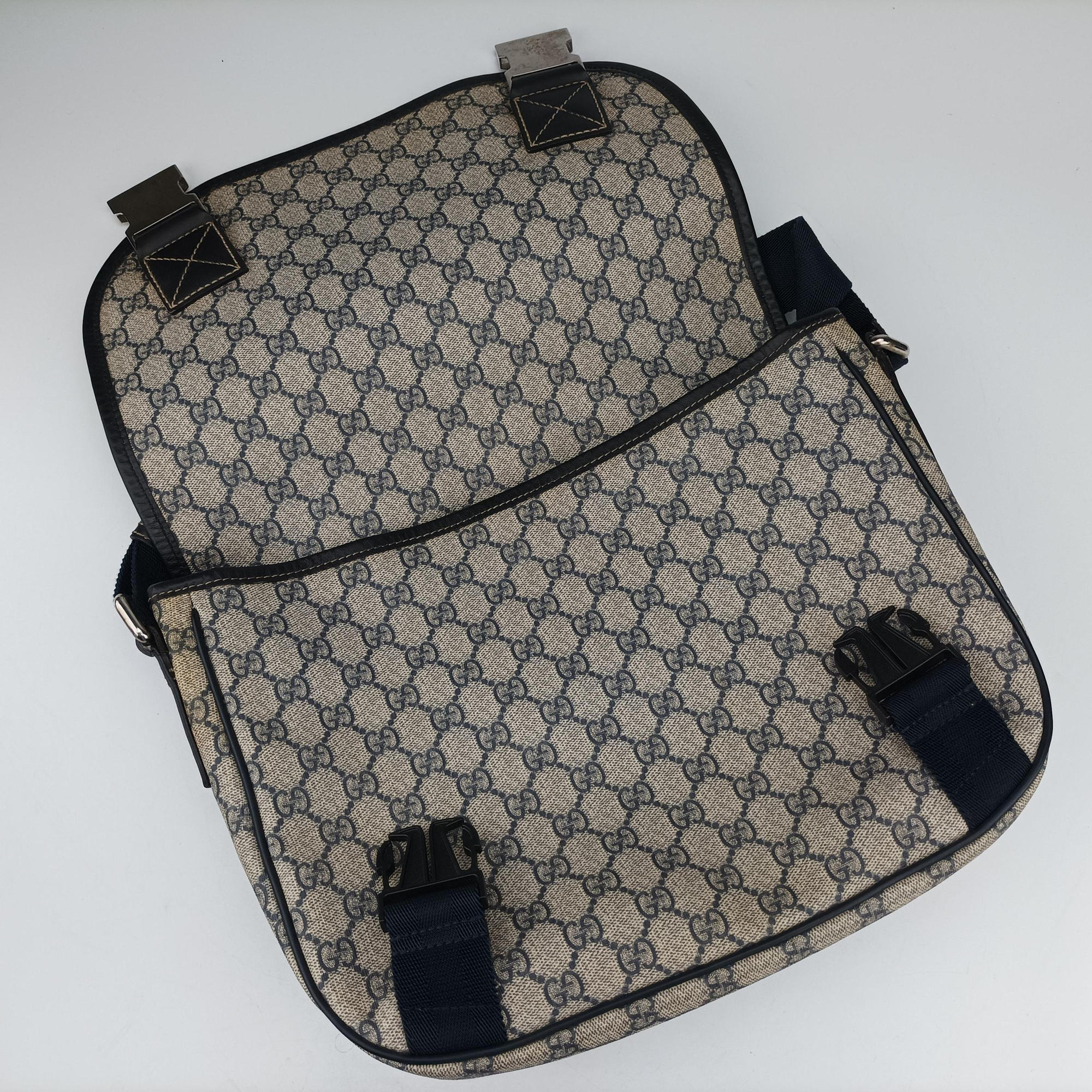 Pre-owned Gucci GG Plus Messenger beige×navy PVC coated canvas 201732 crossbodybag | stylenewstar