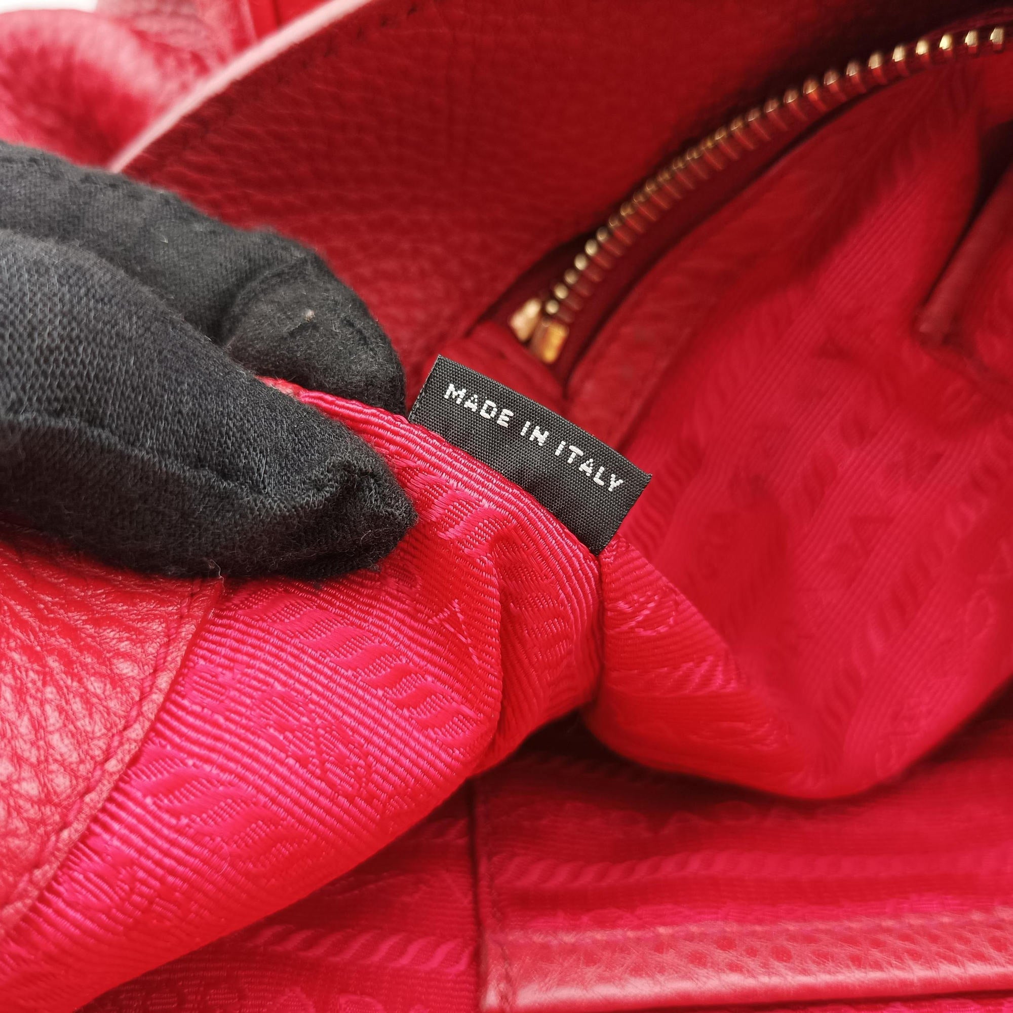Pre-owned Prada Vitello Daino Top Handle Red Leather BN2420 handbag | stylenewstar