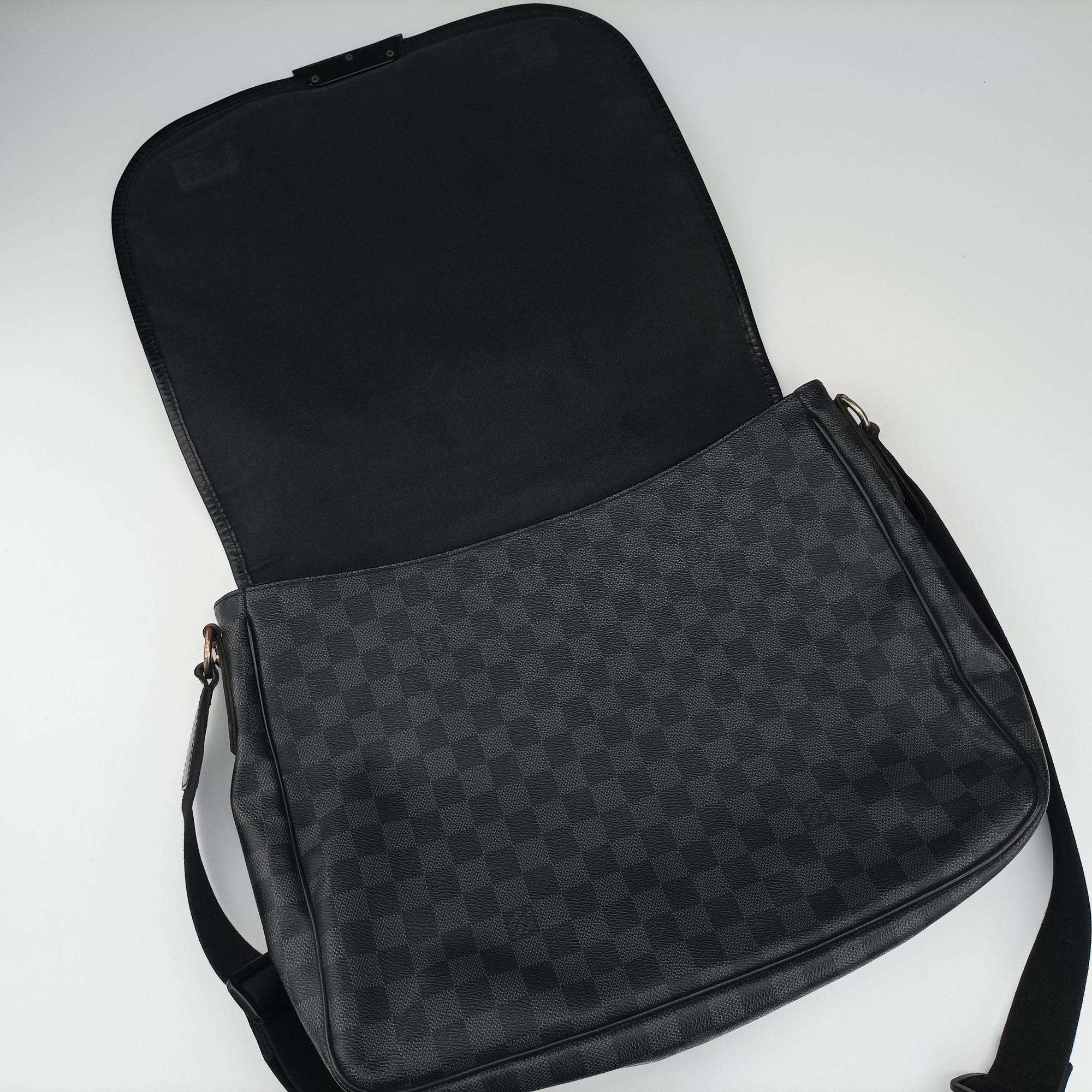 Pre-owned Louis Vuitton DANIEL MM Noir Damier GRAPHITE N58029 shoulderbag | stylenewstar