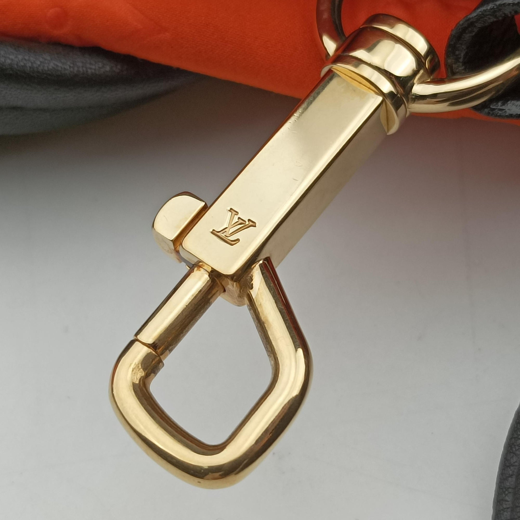 Pre-owned Louis Vuitton Scuba MM Orange Leather×Microfiber M92803 shoulderbag | stylenewstar