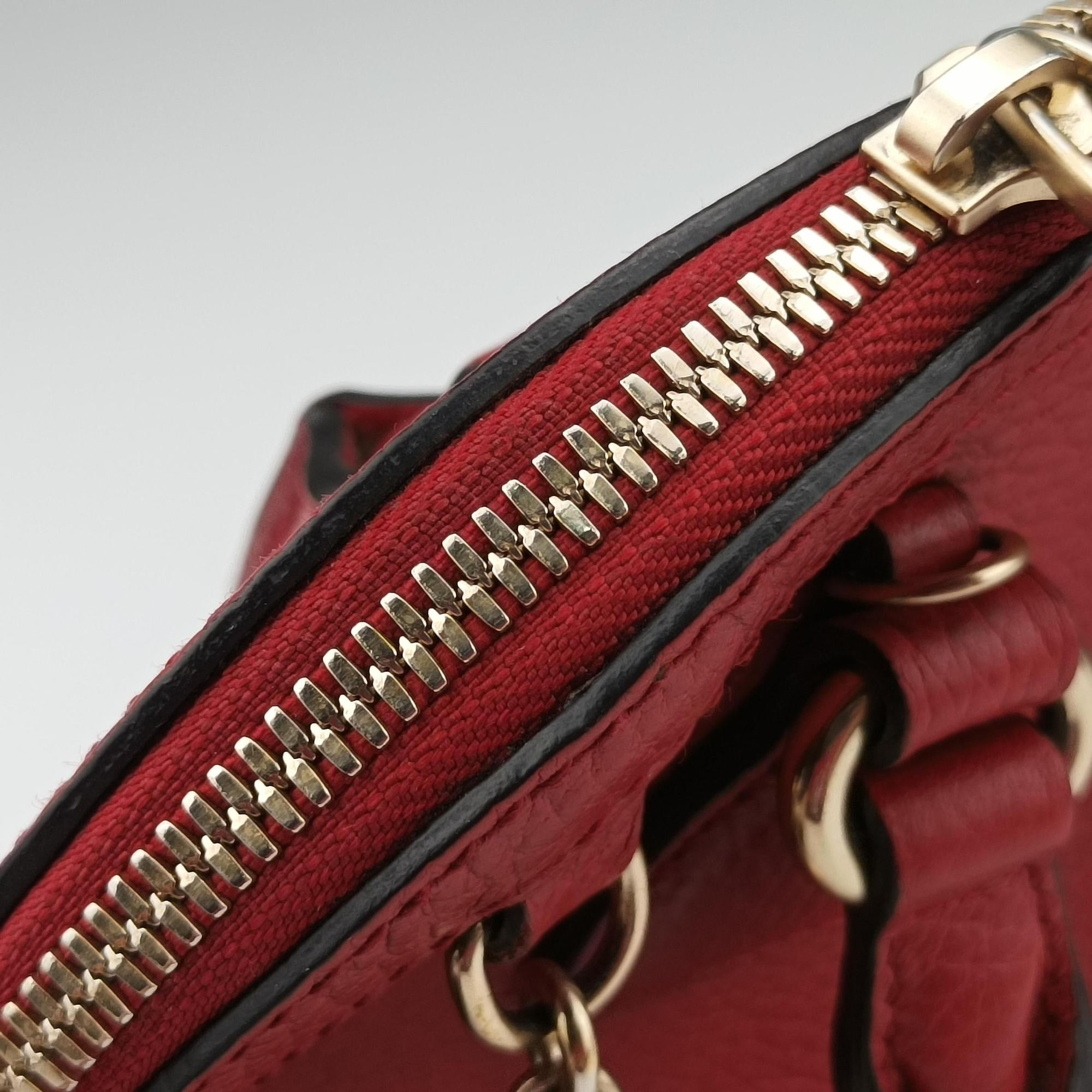 Pre-owned Gucci Interlocking G charm Dome Red Leather 449661 handbag | stylenewstar
