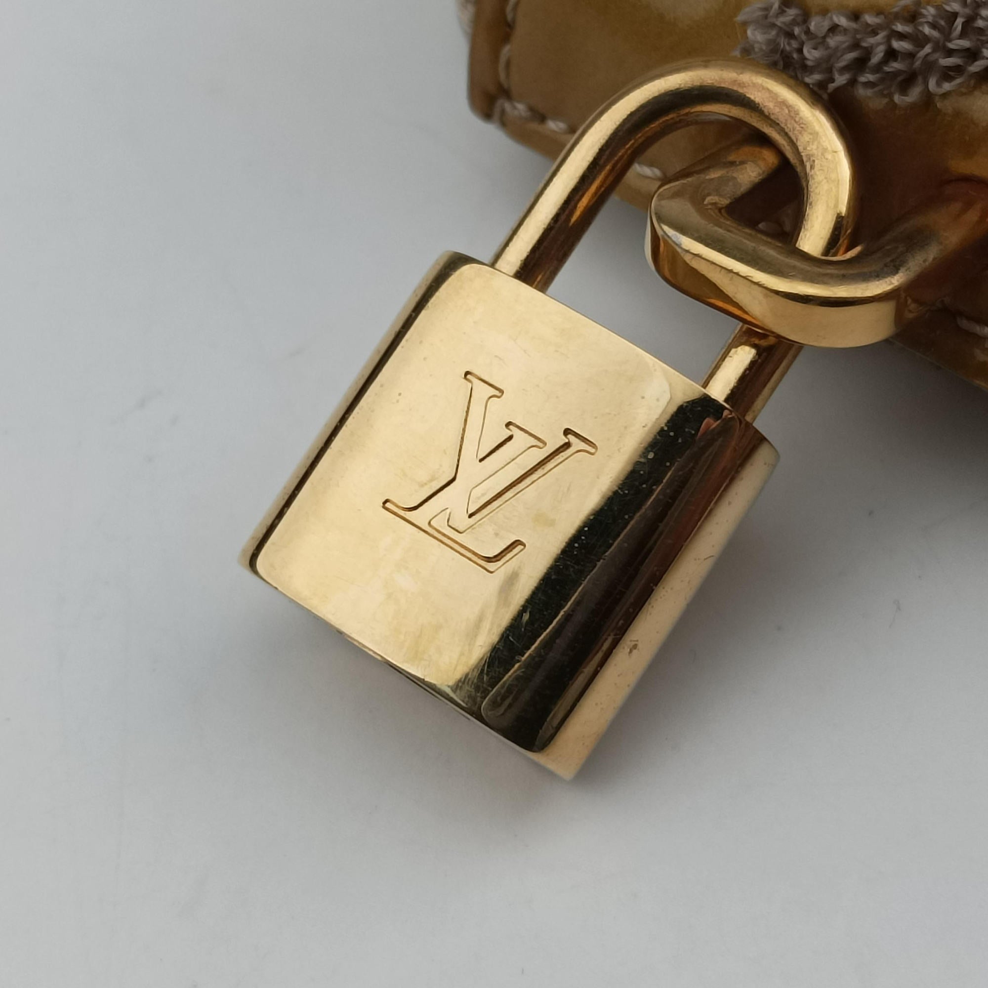 Pre-owned Louis Vuitton Lockit Booklet Gris Vernis×fabric M40601 handbag | stylenewstar
