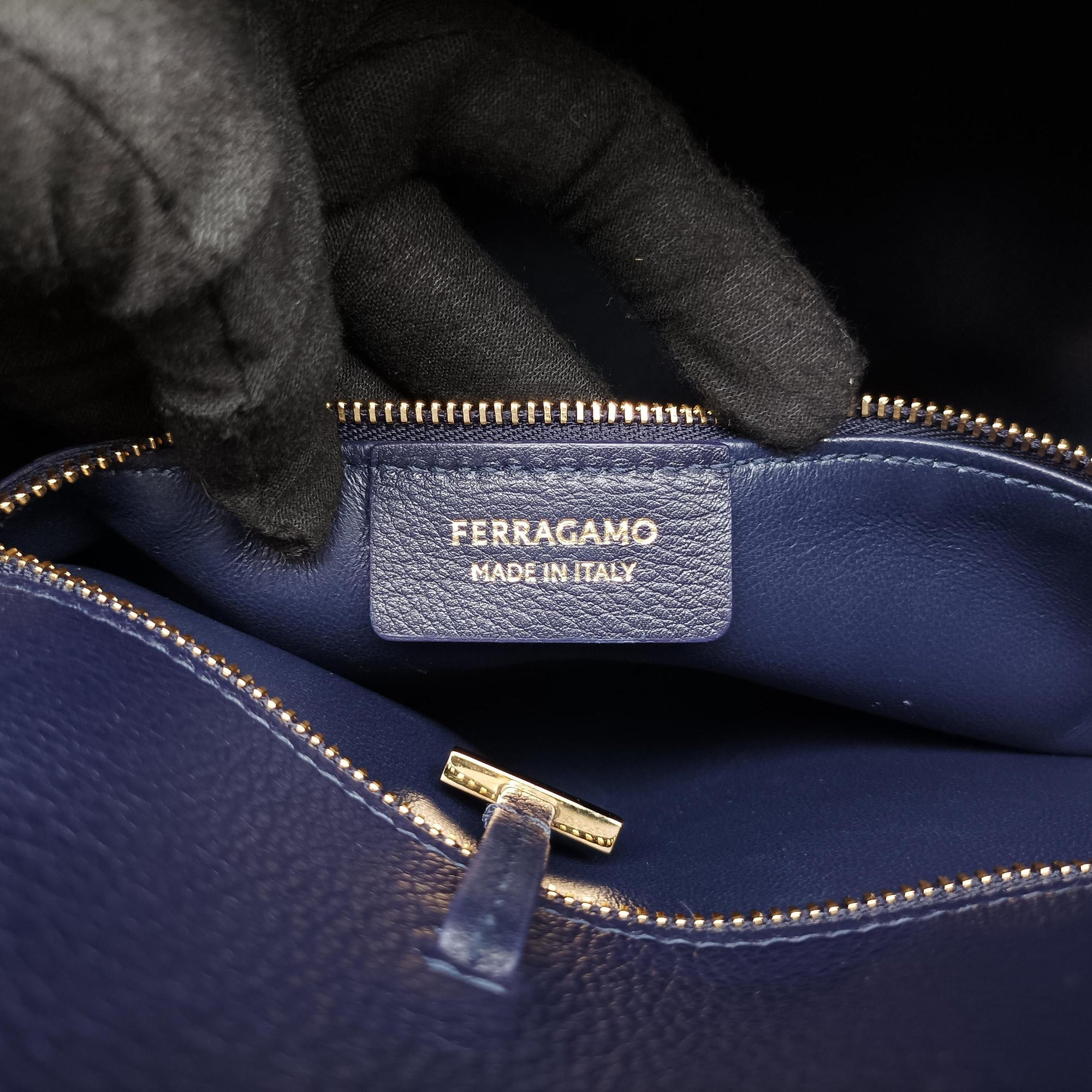 Pre-owned Ferragamo hug Navy leather  shoulderbag | stylenewstar