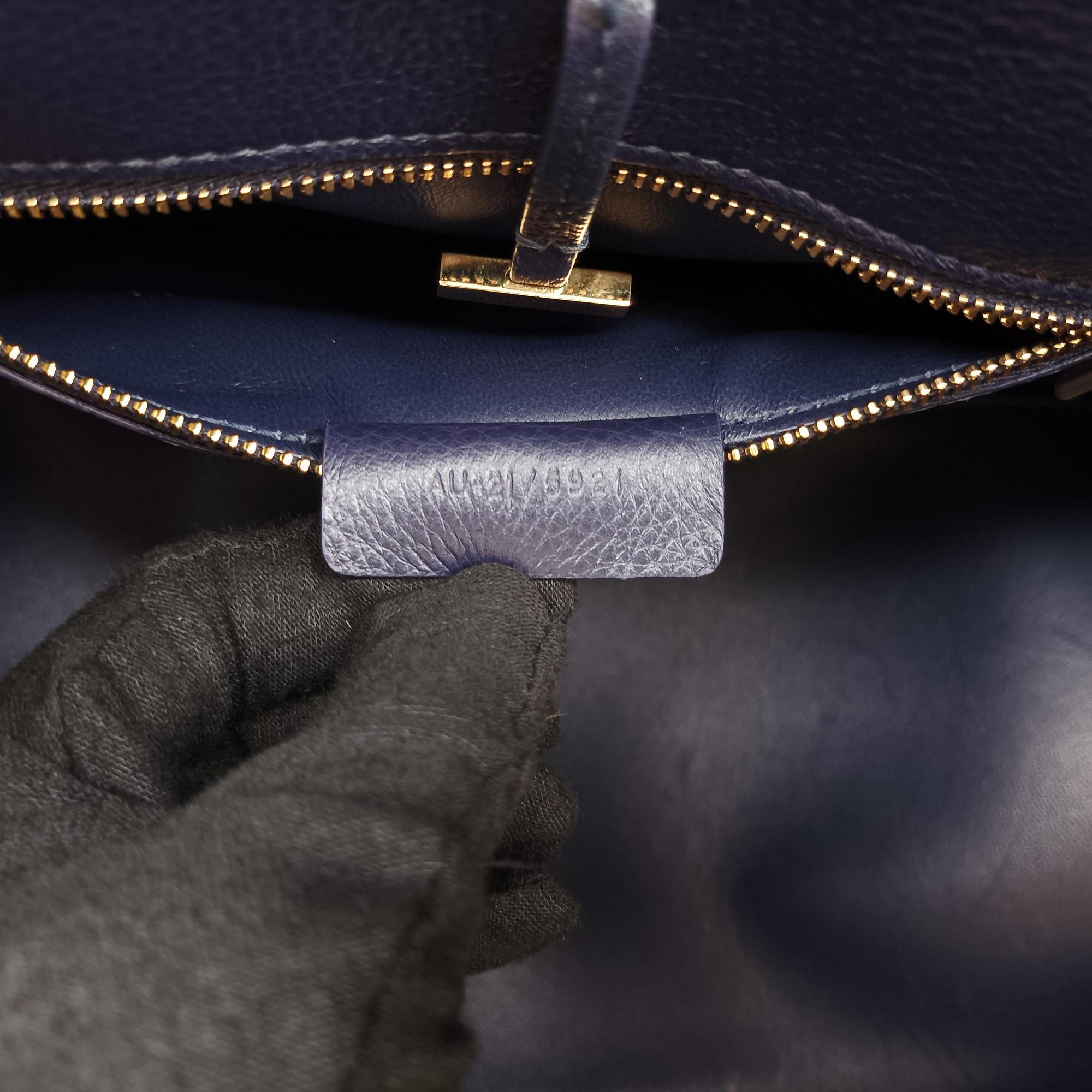 Pre-owned Ferragamo hug Navy leather  shoulderbag | stylenewstar