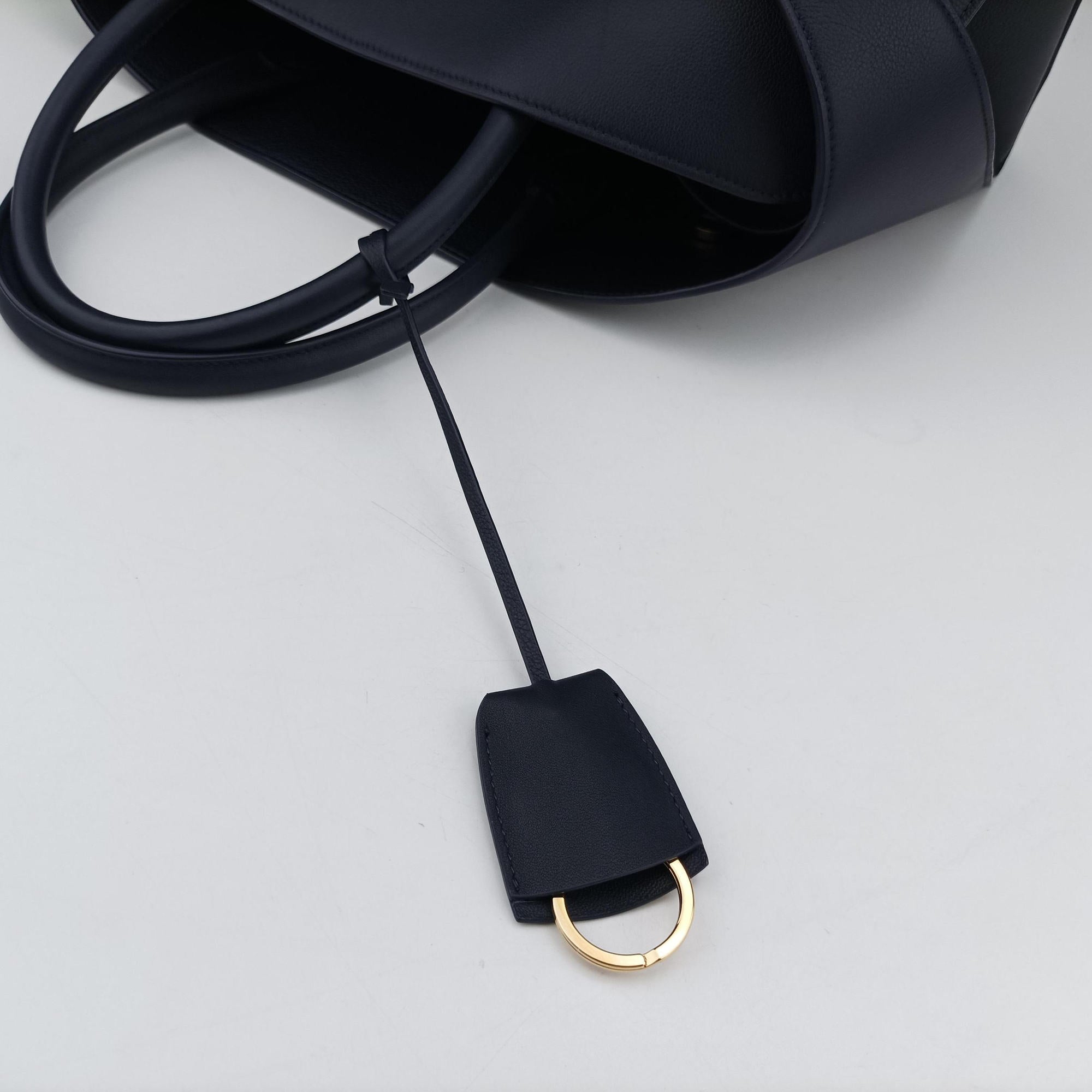 Pre-owned Ferragamo hug Navy leather  shoulderbag | stylenewstar