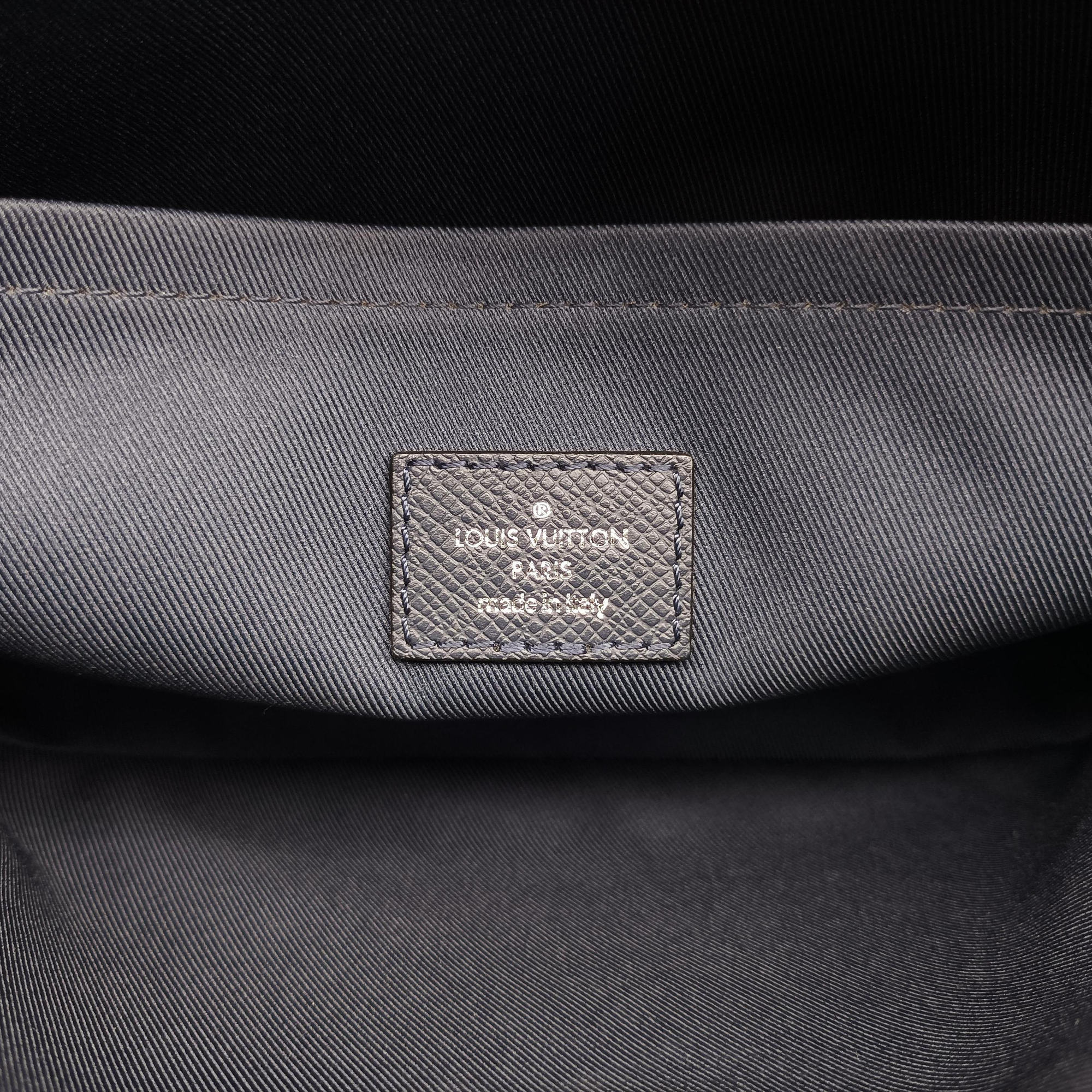 Secondhand Louis Vuitton Outdoor Messenger PM Navy Taiga M33437 shoulderbag | stylenewstar