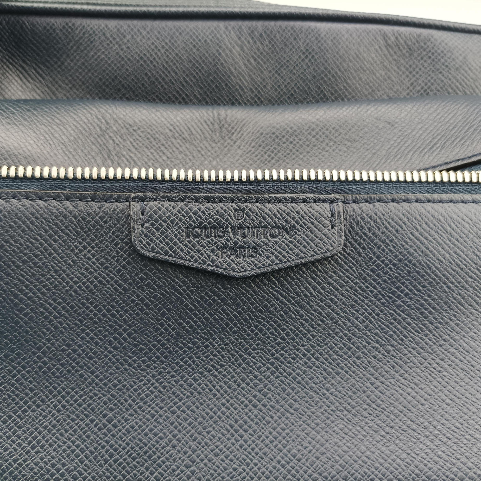 Secondhand Louis Vuitton Outdoor Messenger PM Navy Taiga M33437 shoulderbag | stylenewstar