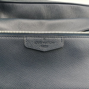 Secondhand Louis Vuitton Outdoor Messenger PM Navy Taiga M33437 shoulderbag | stylenewstar