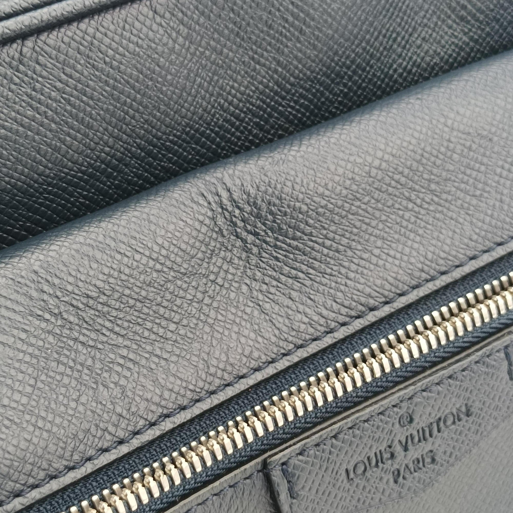 Secondhand Louis Vuitton Outdoor Messenger PM Navy Taiga M33437 shoulderbag | stylenewstar