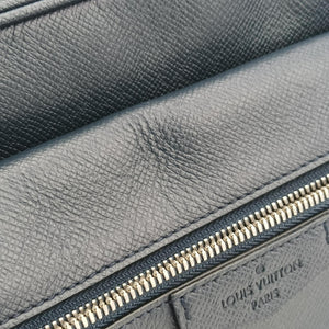 Secondhand Louis Vuitton Outdoor Messenger PM Navy Taiga M33437 shoulderbag | stylenewstar