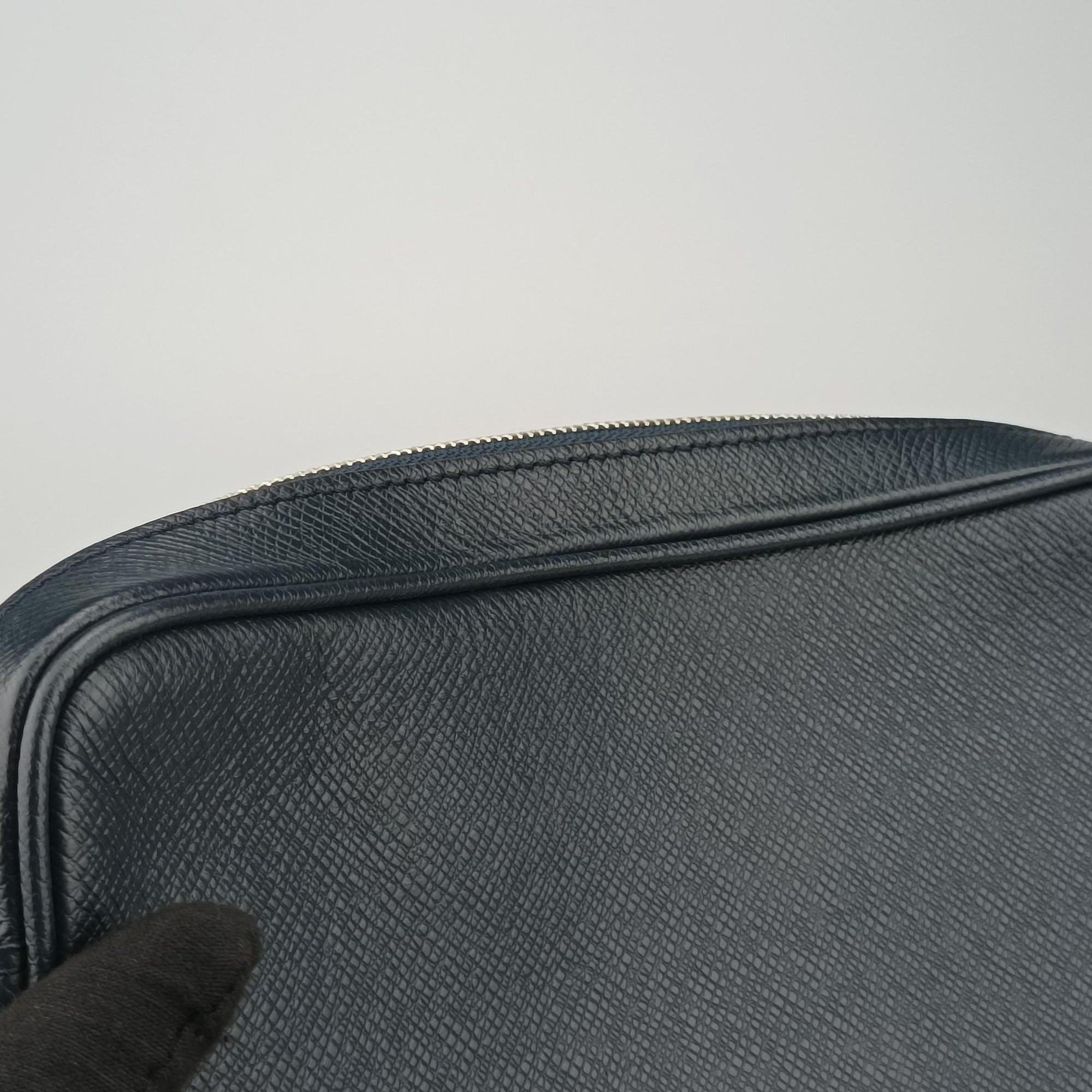 Secondhand Louis Vuitton Outdoor Messenger PM Navy Taiga M33437 shoulderbag | stylenewstar