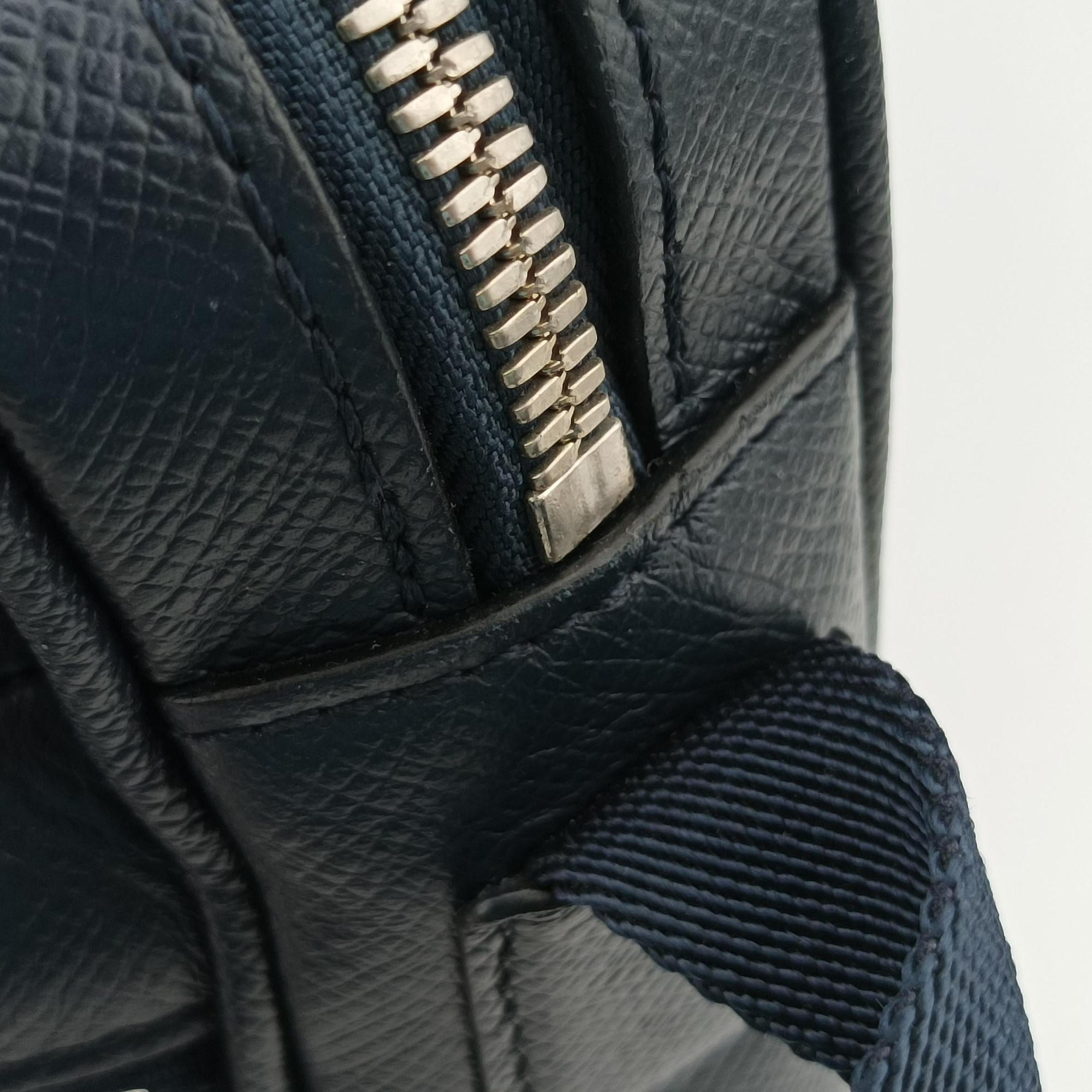 Secondhand Louis Vuitton Outdoor Messenger PM Navy Taiga M33437 shoulderbag | stylenewstar