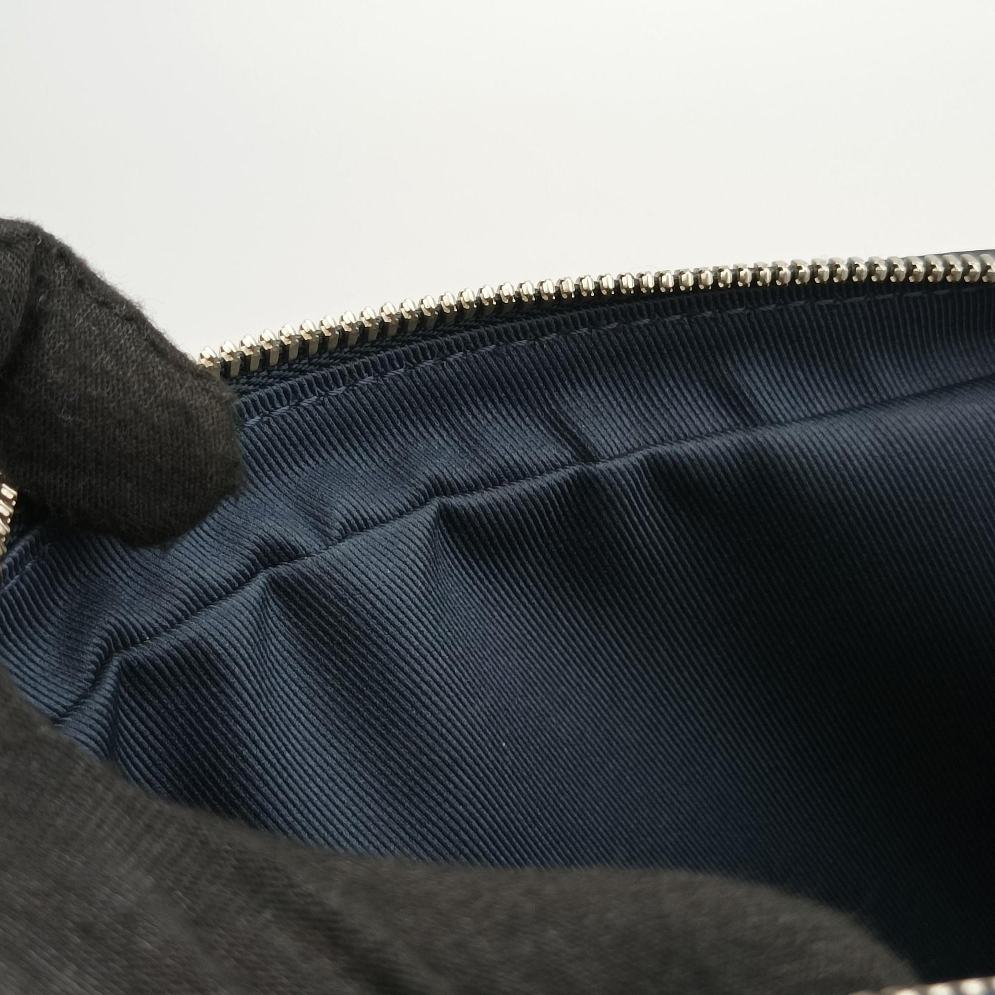 Secondhand Louis Vuitton Outdoor Messenger PM Navy Taiga M33437 shoulderbag | stylenewstar