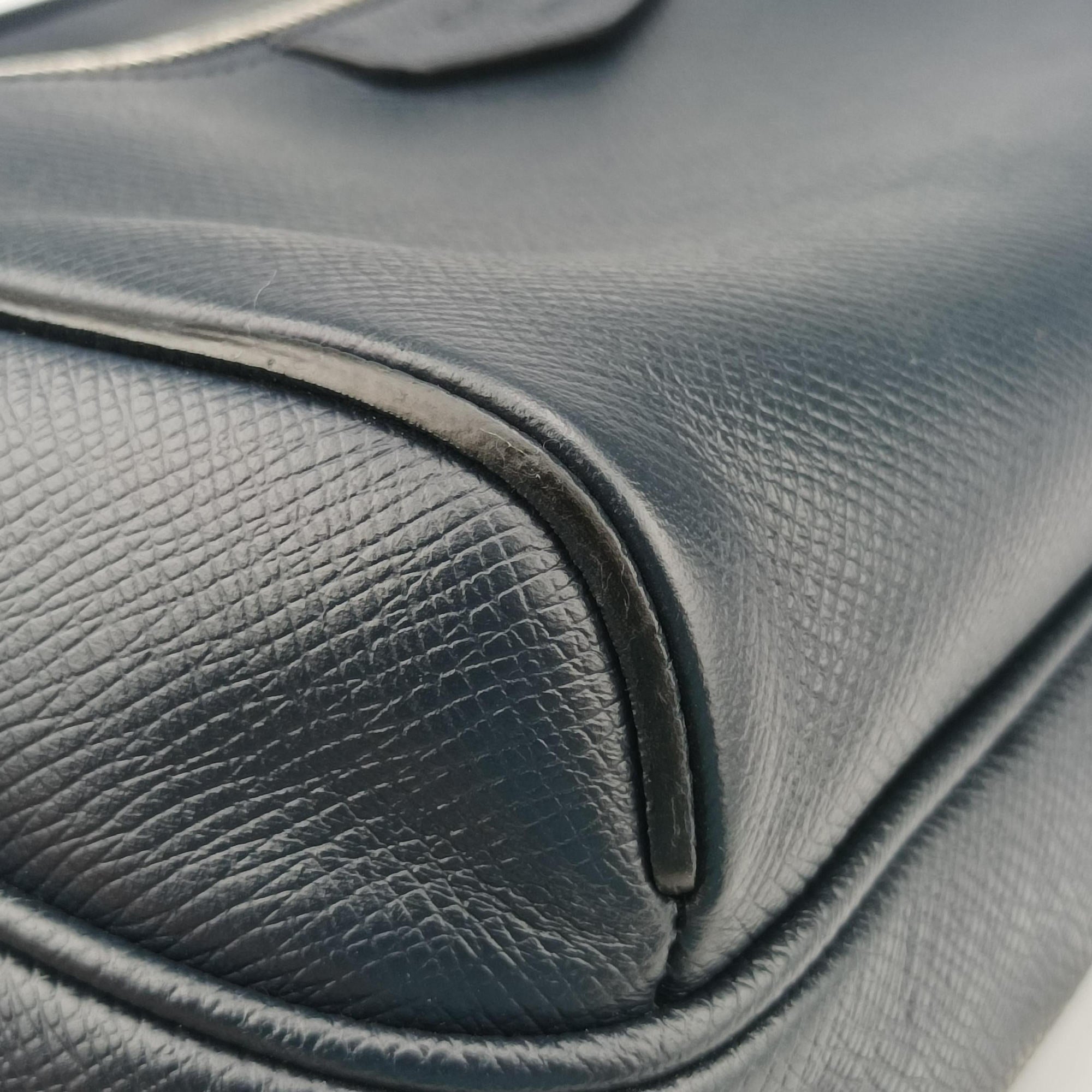 Secondhand Louis Vuitton Outdoor Messenger PM Navy Taiga M33437 shoulderbag | stylenewstar