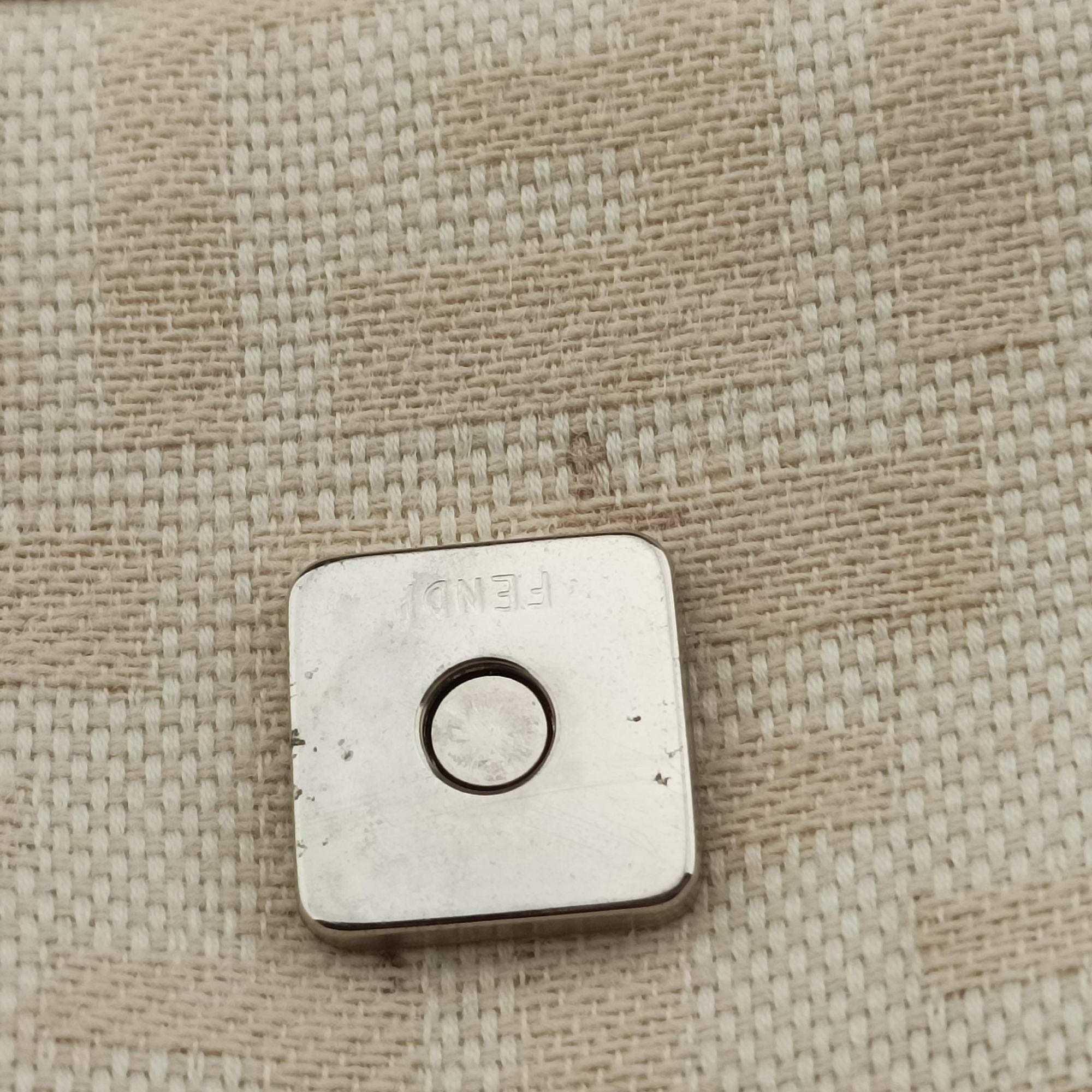 Pre-owned Fendi Mamma Bucket White canvas×leather  carrybag | stylenewstar
