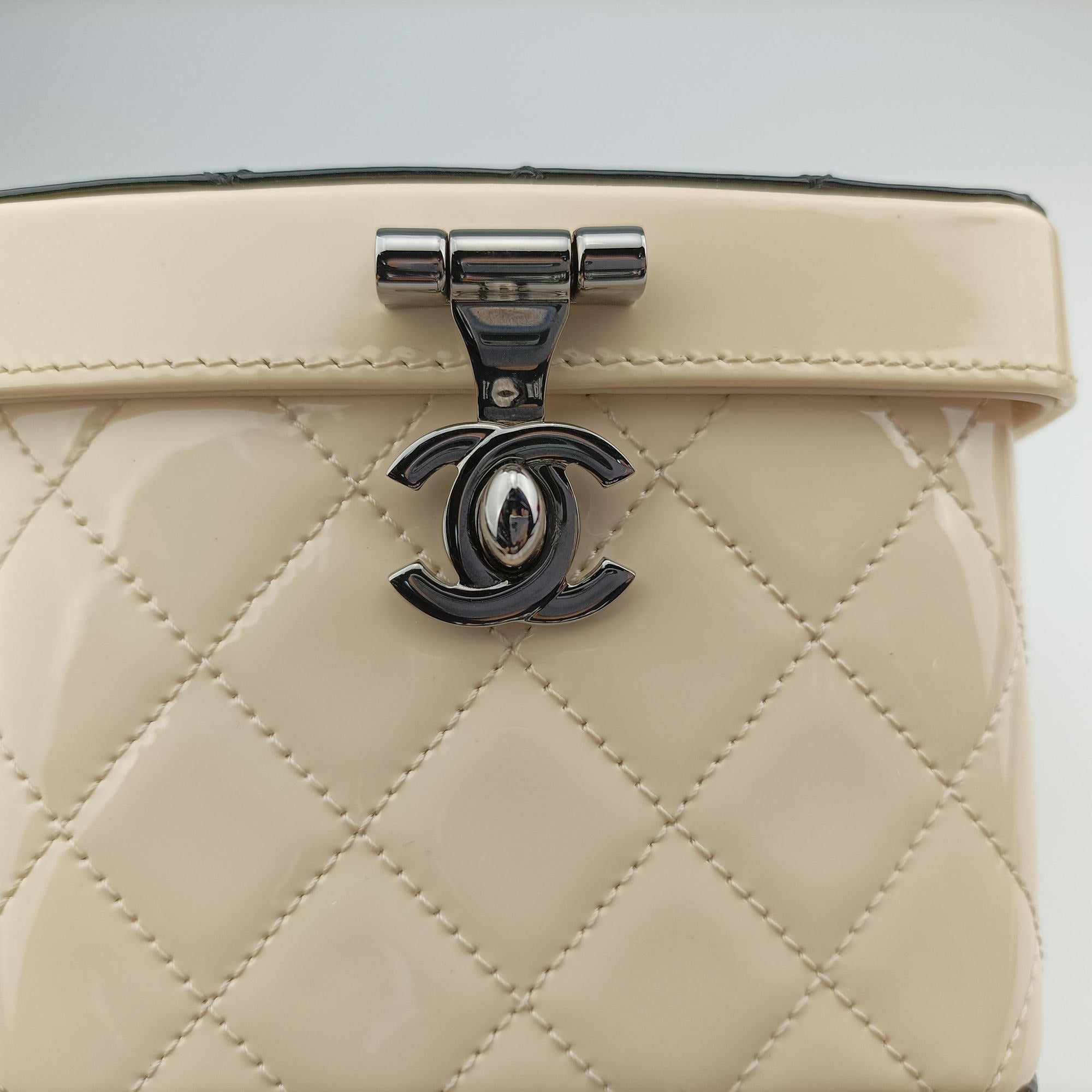 Pre-owned Chanel Vanity Matelasse Chain Handle White Patent Leather A91055 handbag | stylenewstar