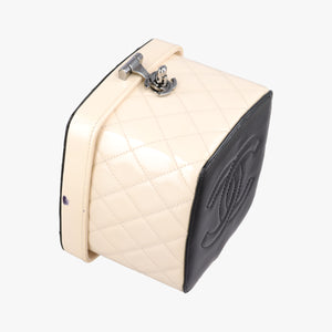 Pre-owned Chanel Vanity Matelasse Chain Handle White Patent Leather A91055 handbag | stylenewstar