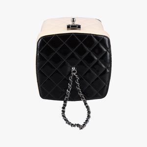 Pre-owned Chanel Vanity Matelasse Chain Handle White Patent Leather A91055 handbag | stylenewstar