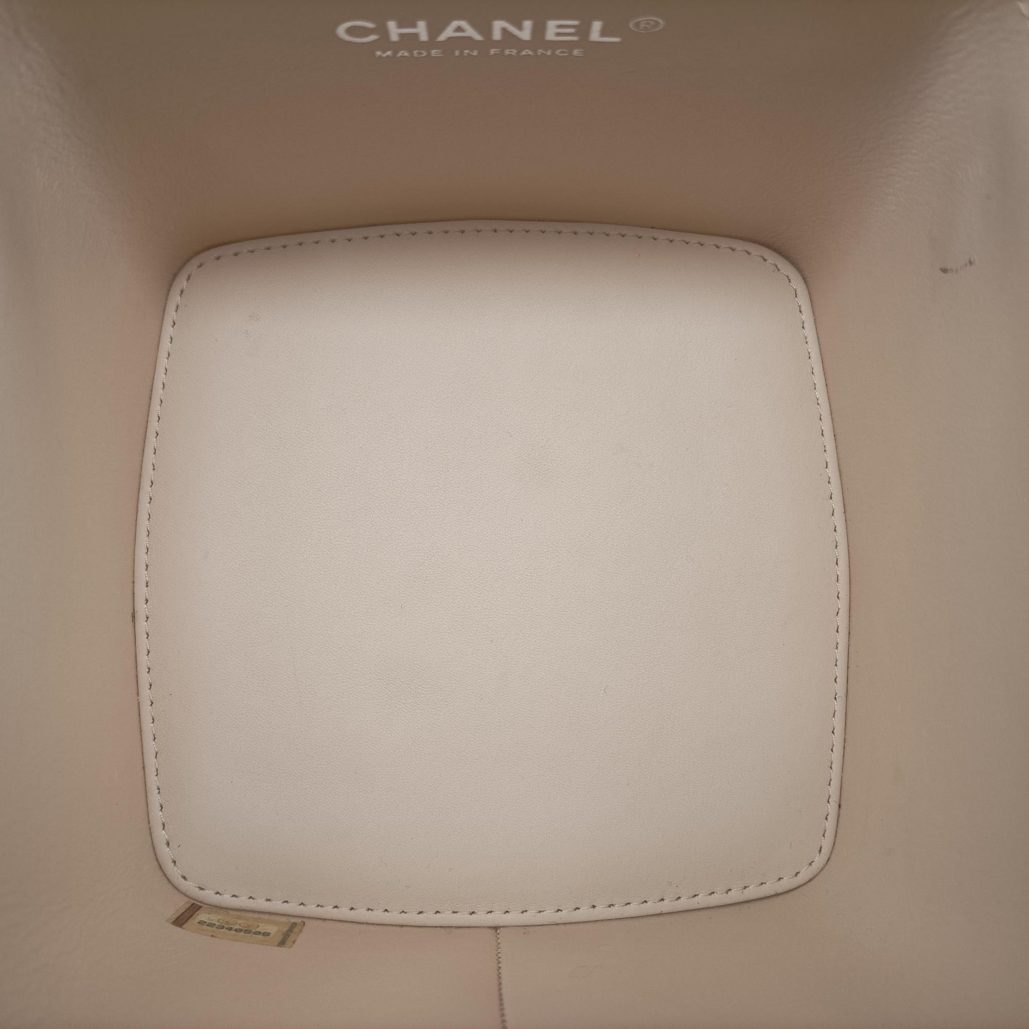 Pre-owned Chanel Vanity Matelasse Chain Handle White Patent Leather A91055 handbag | stylenewstar