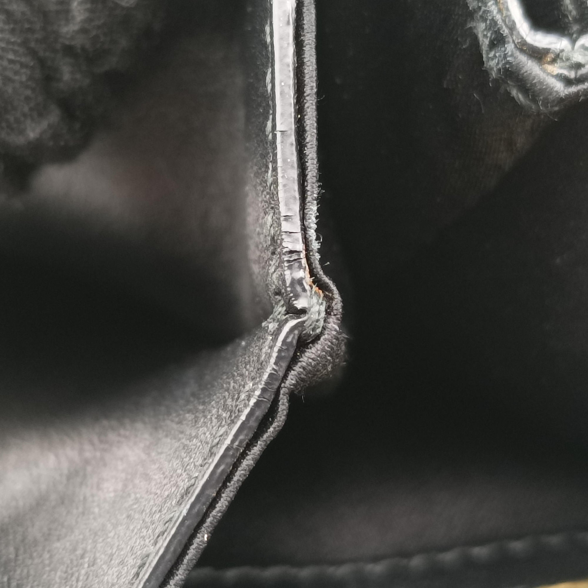 Pre-owned Ferragamo Vara Stripe Black× Gold×Silver Leather  shoulderbag | stylenewstar