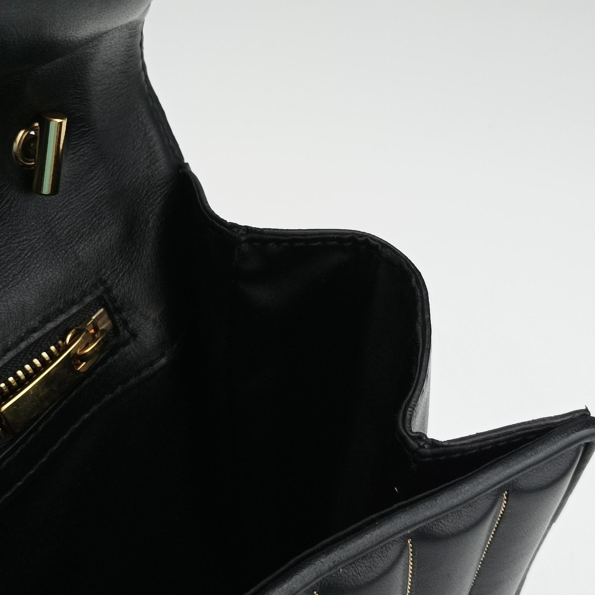 Pre-owned Ferragamo Vara Logo Ribbon Stripe Black Leather  shoulderbag | stylenewstar