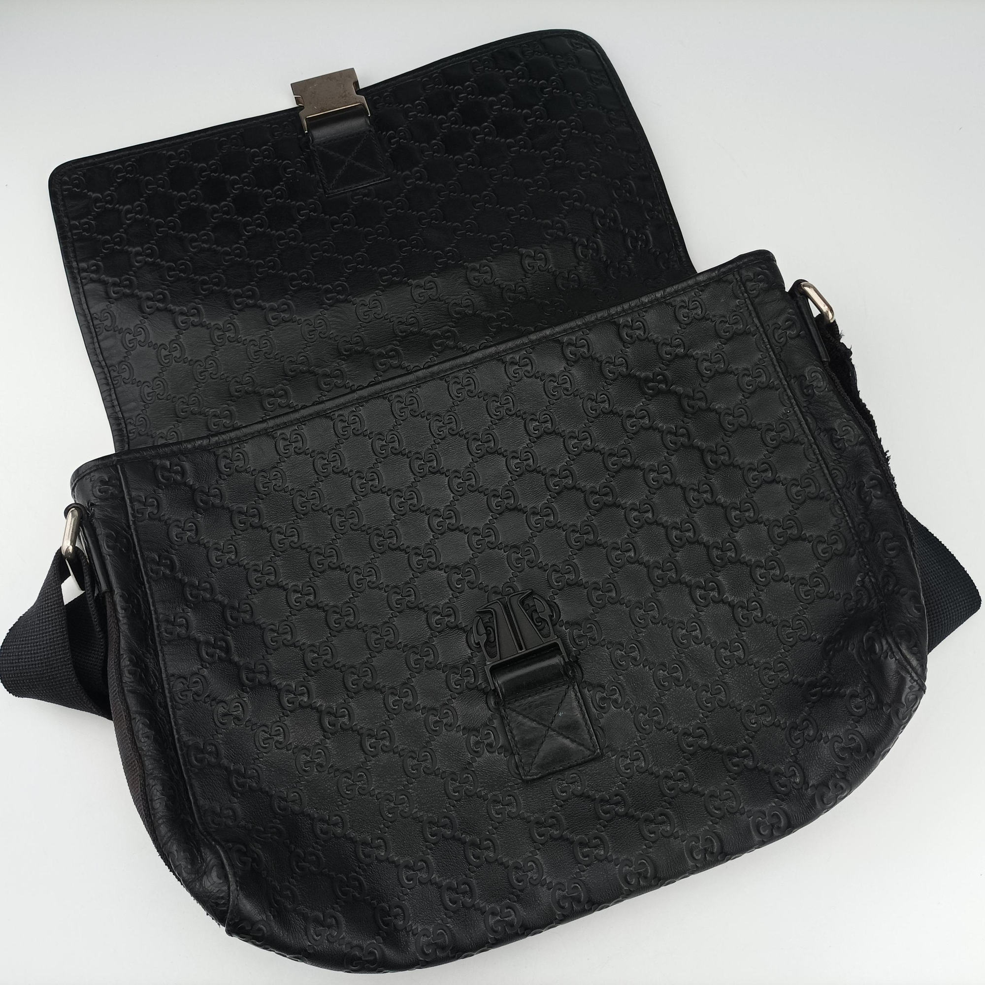 Pre-owned Gucci Guccissima Rubber Messenger Black Leather 246067 shoulderbag | stylenewstar