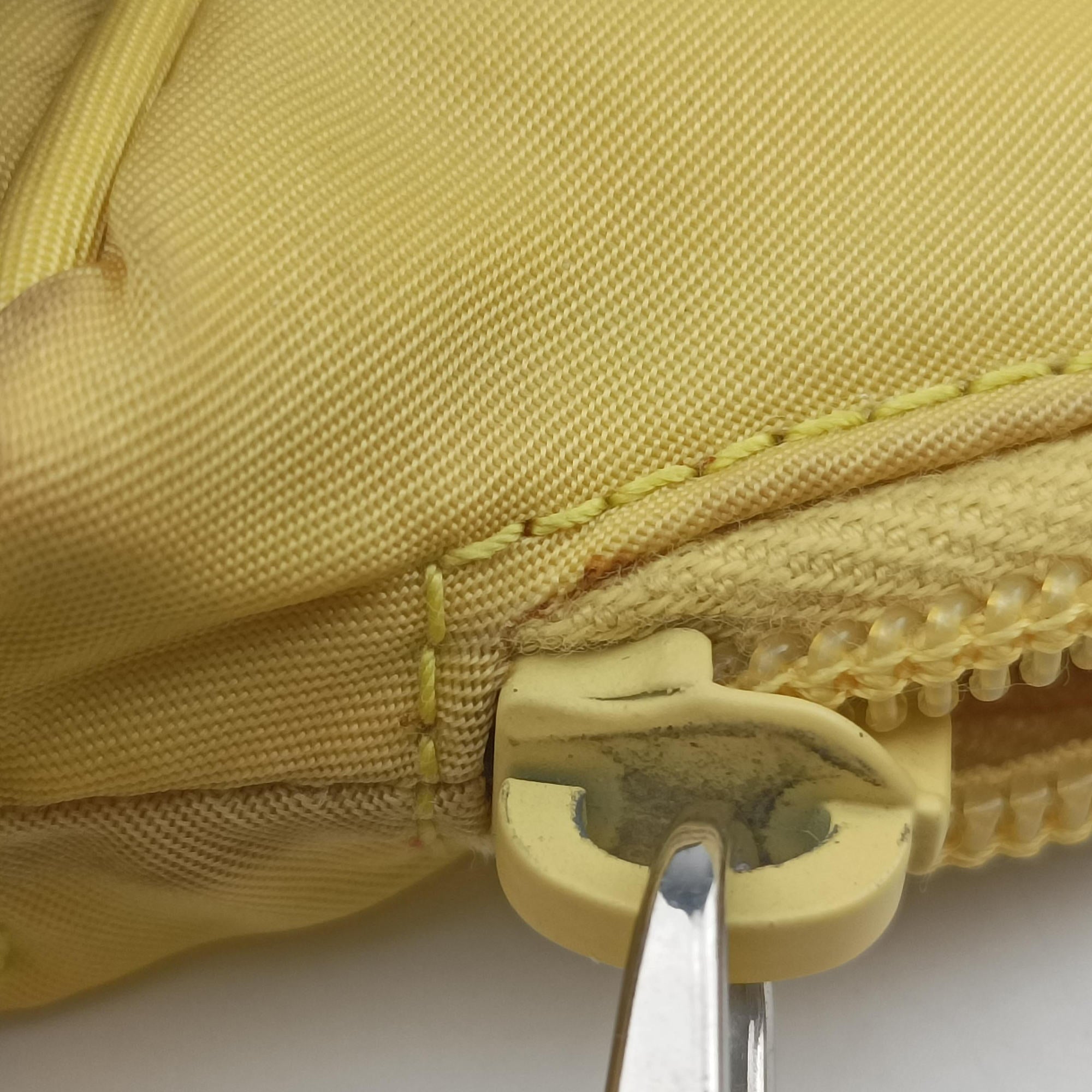 Secondhand Prada Re-Edition2000 Yellow nylon 1NE515 handbag | stylenewstar