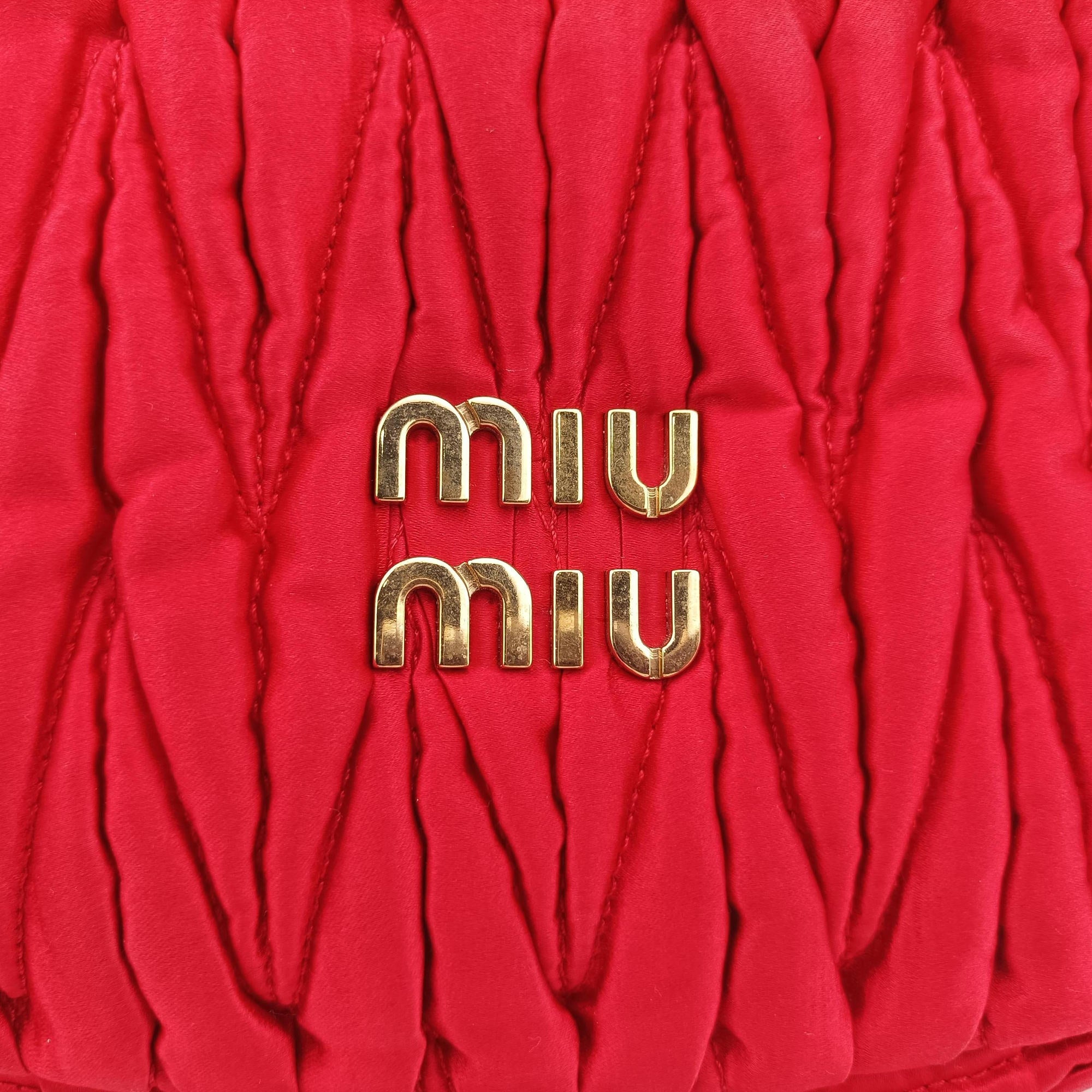 Pre-owned Miu Miu Wander Matelasse hobo Red Satin 5BC125 shoulderbag | stylenewstar