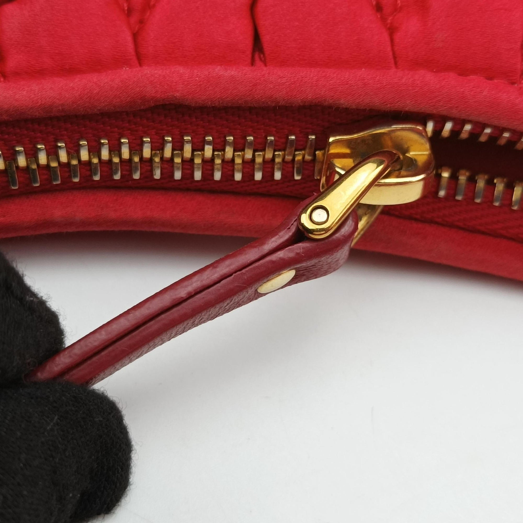 Pre-owned Miu Miu Wander Matelasse hobo Red Satin 5BC125 shoulderbag | stylenewstar