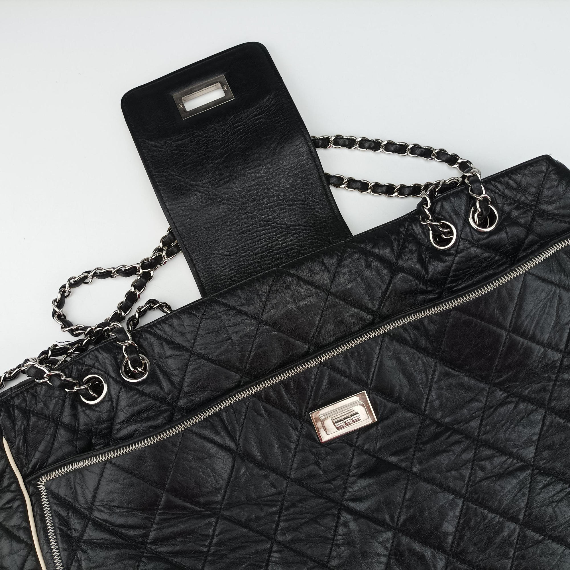 Pre-owned Chanel East West 2.55 Black Leather 37697 shoulderbag | stylenewstar