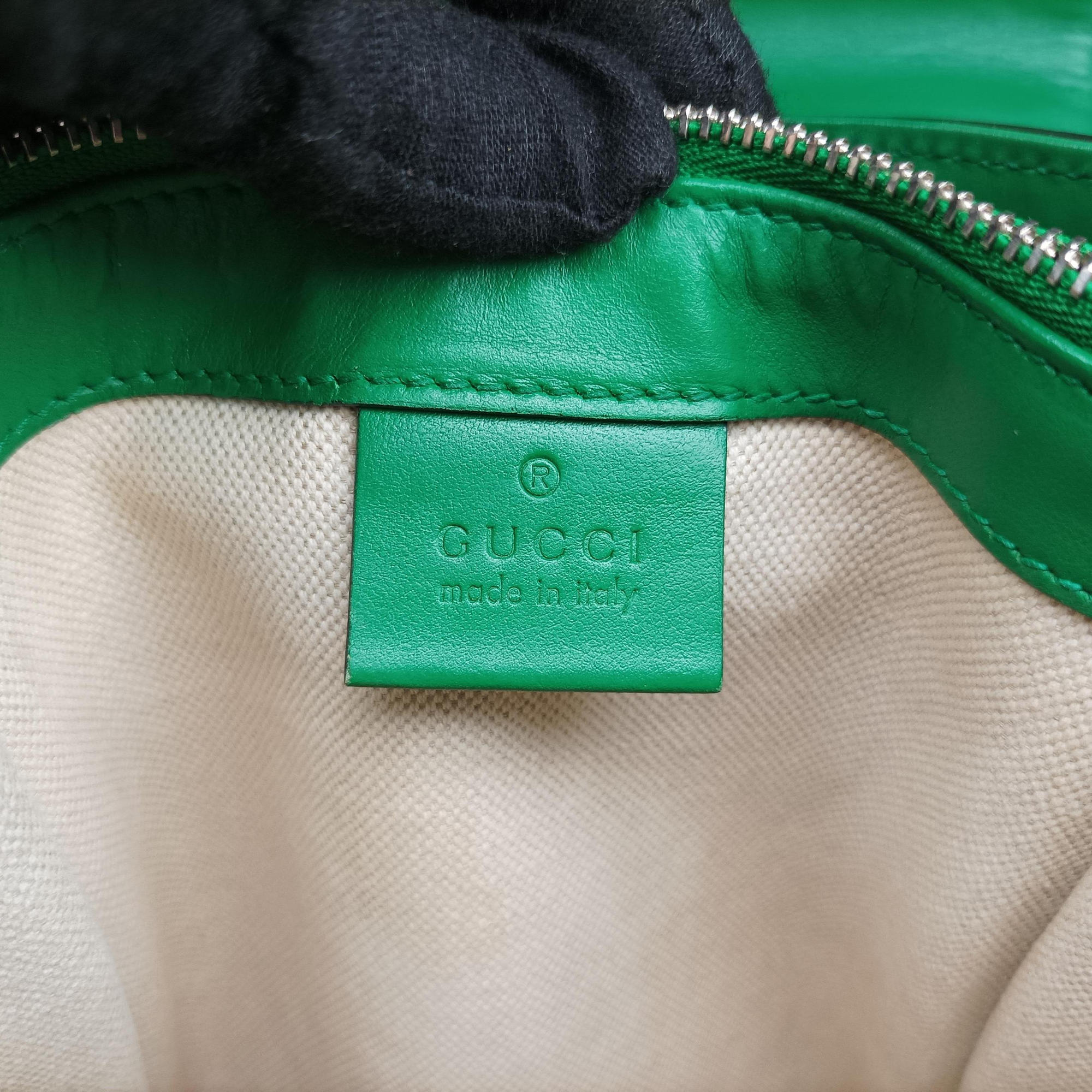Pre-owned Gucci GG Embossed Messenger Bag Green Leather 625782 shoulderbag | stylenewstar