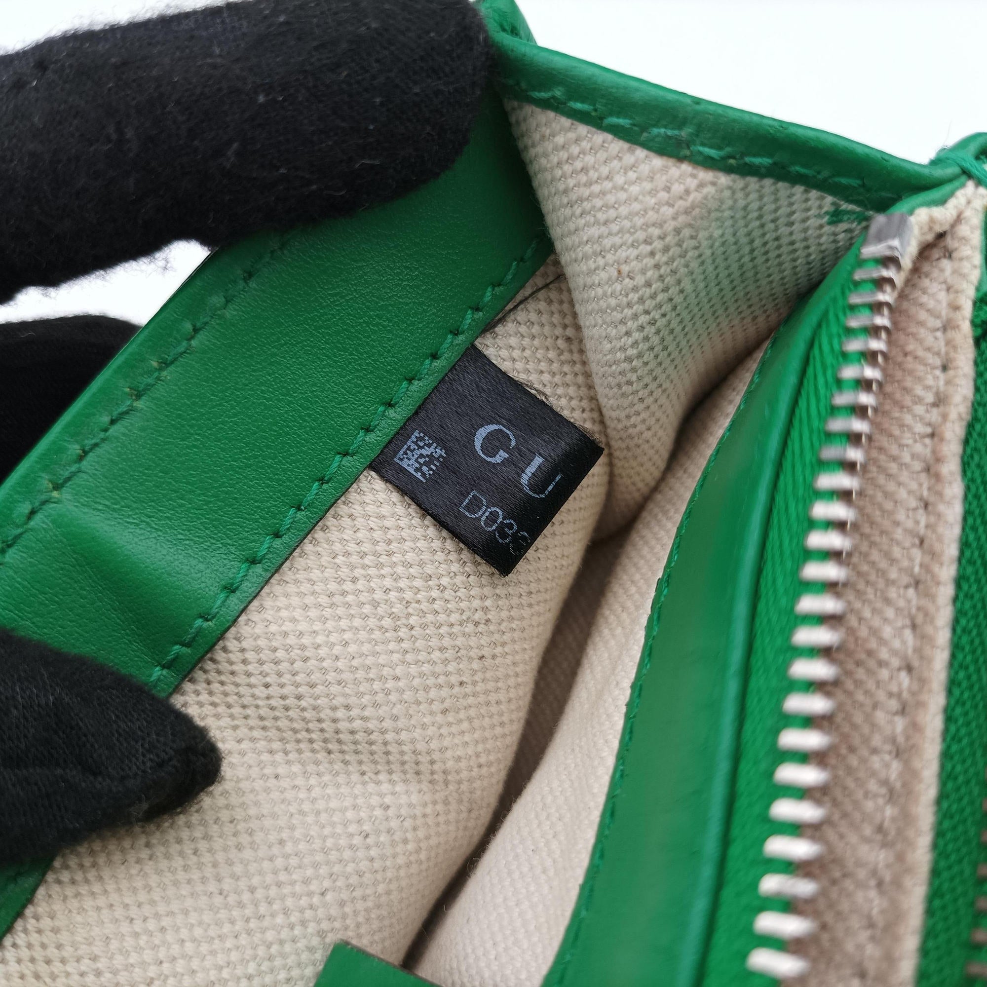 Pre-owned Gucci GG Embossed Messenger Bag Green Leather 625782 shoulderbag | stylenewstar