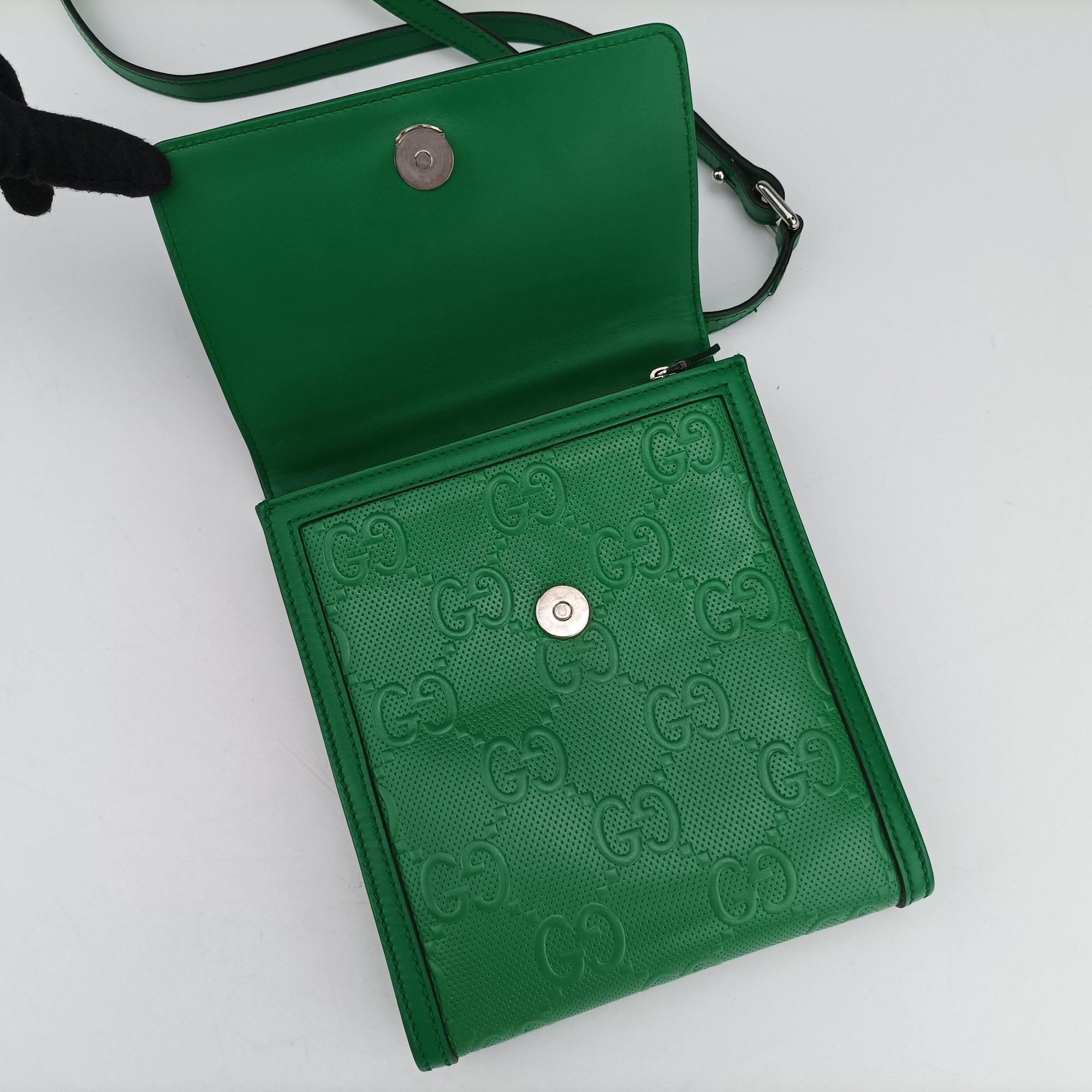 Pre-owned Gucci GG Embossed Messenger Bag Green Leather 625782 shoulderbag | stylenewstar