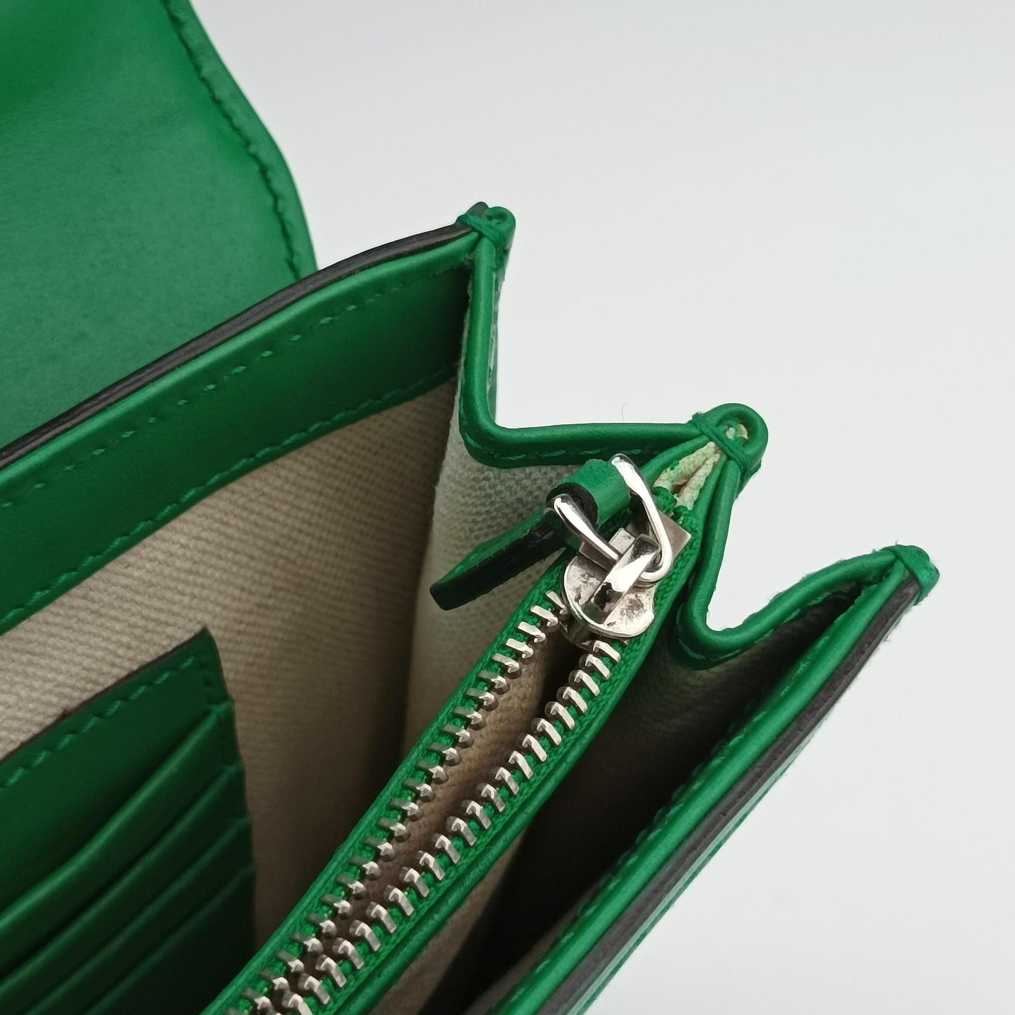 Pre-owned Gucci GG Embossed Messenger Bag Green Leather 625782 shoulderbag | stylenewstar