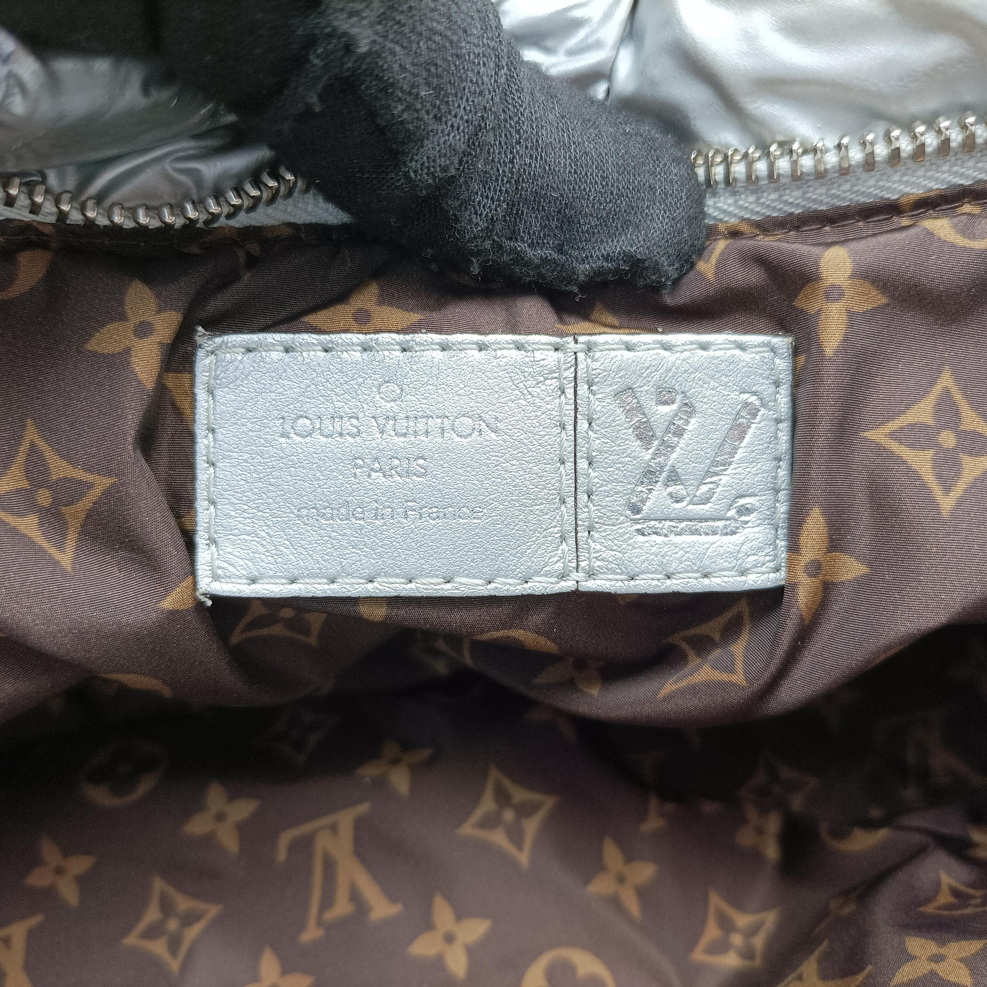Pre-owned Louis Vuitton Maxi Multi Pochette Accessoires Silver Recycled metallic nylon M21057 shoulderbag | stylenewstar