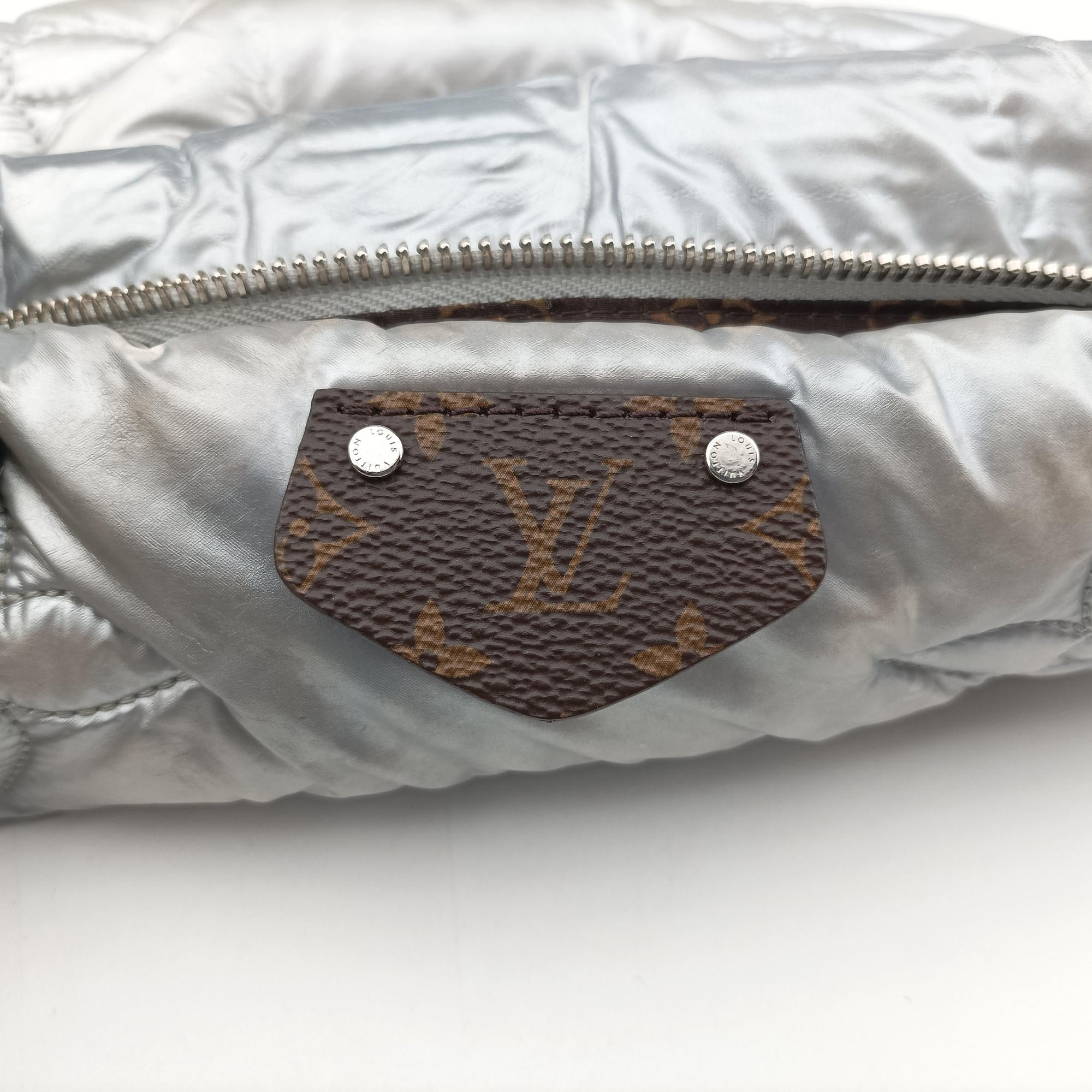 Pre-owned Louis Vuitton Maxi Multi Pochette Accessoires Silver Recycled metallic nylon M21057 shoulderbag | stylenewstar