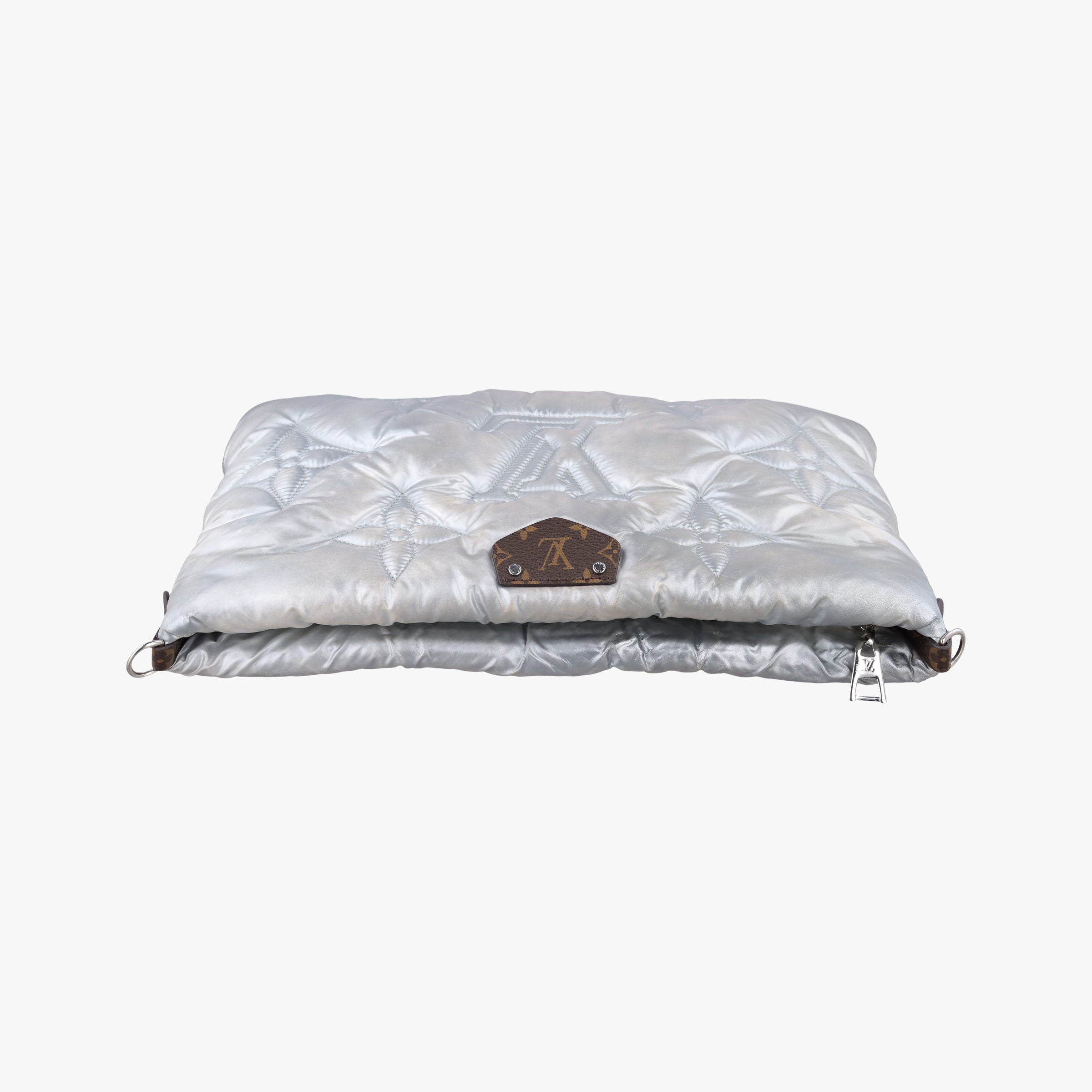 Pre-owned Louis Vuitton Maxi Multi Pochette Accessoires Silver Recycled metallic nylon M21057 shoulderbag | stylenewstar