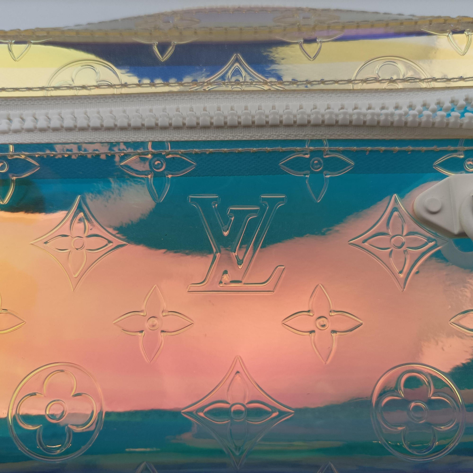 Pre-owned Louis Vuitton Pochette Volga prism pvc vinyl M55261 clutchbag | stylenewstar