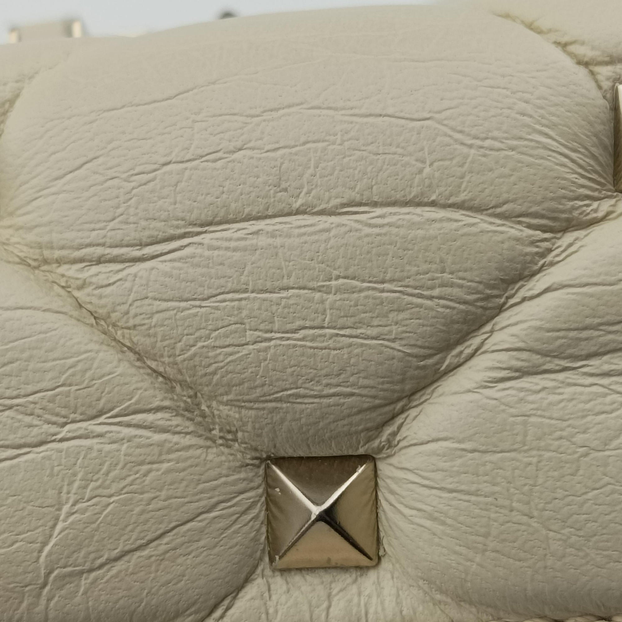 Pre-owned Valentino CANDYSTUD White Leather  shoulderbag | stylenewstar