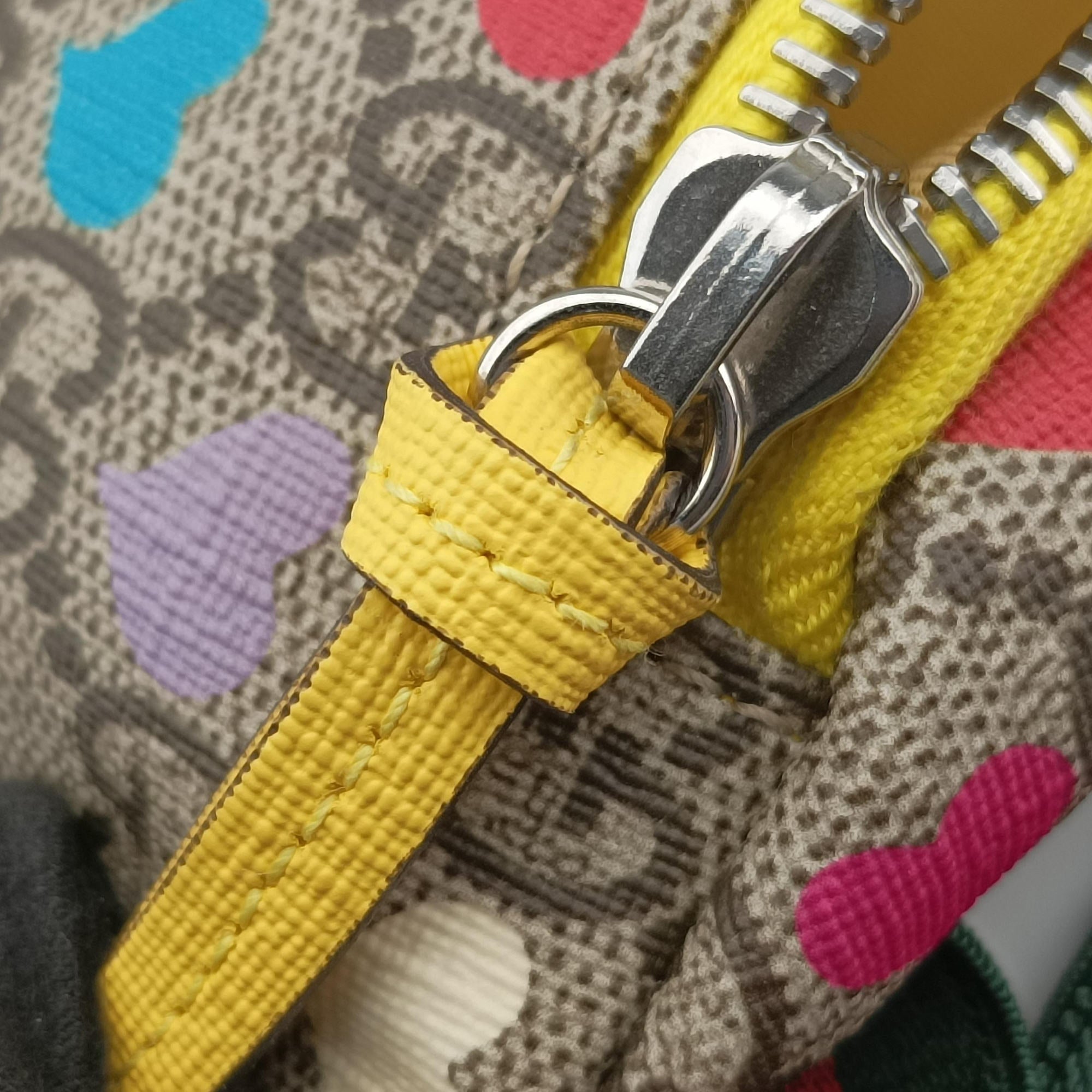 Pre-owned Gucci kids GG Top strawberry Print beige×multi PVC coated canvas 502095 bum bag/waist bag | stylenewstar
