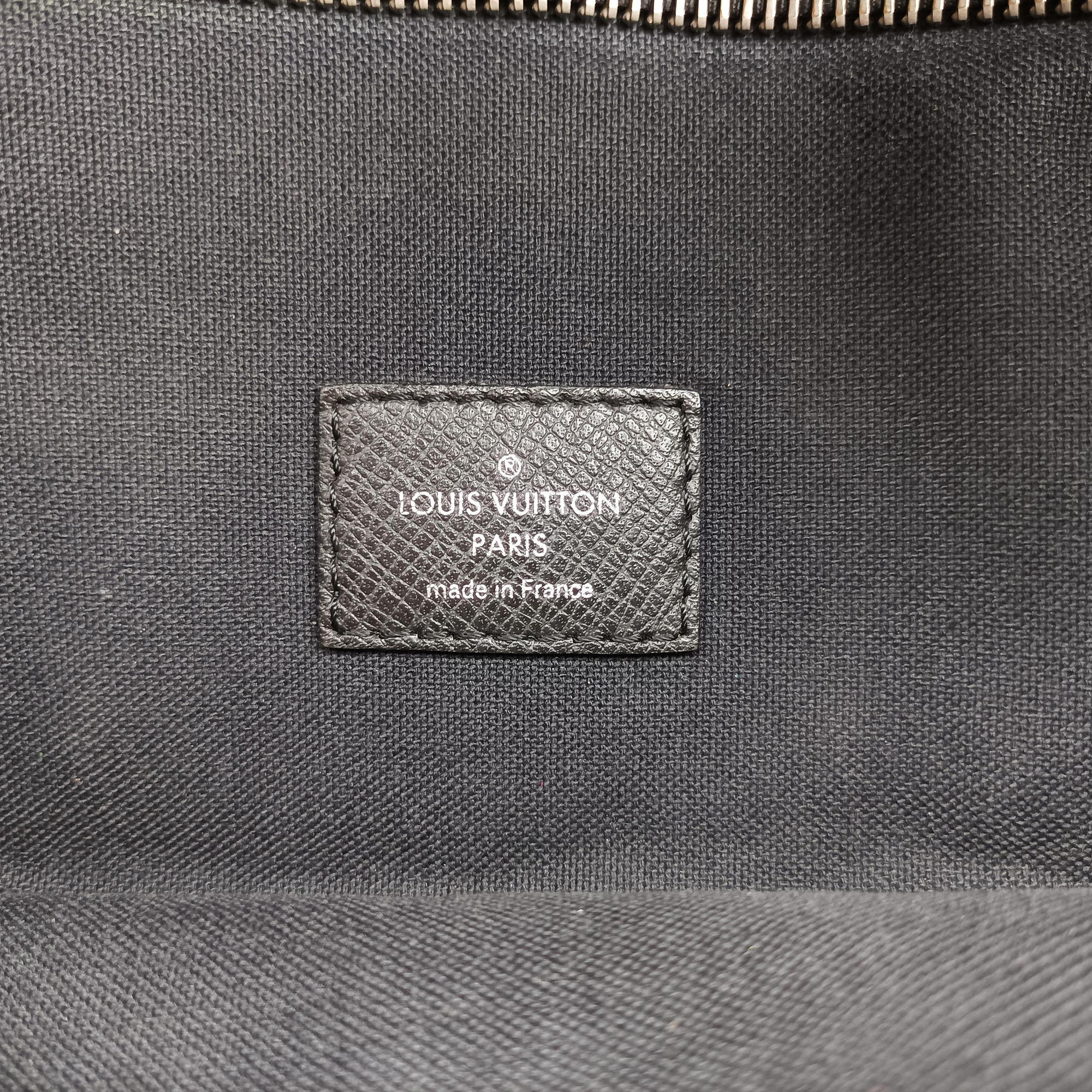 Vintage Louis Vuitton SASHA Glacier TAIGA M32630 shoulderbag | stylenewstar