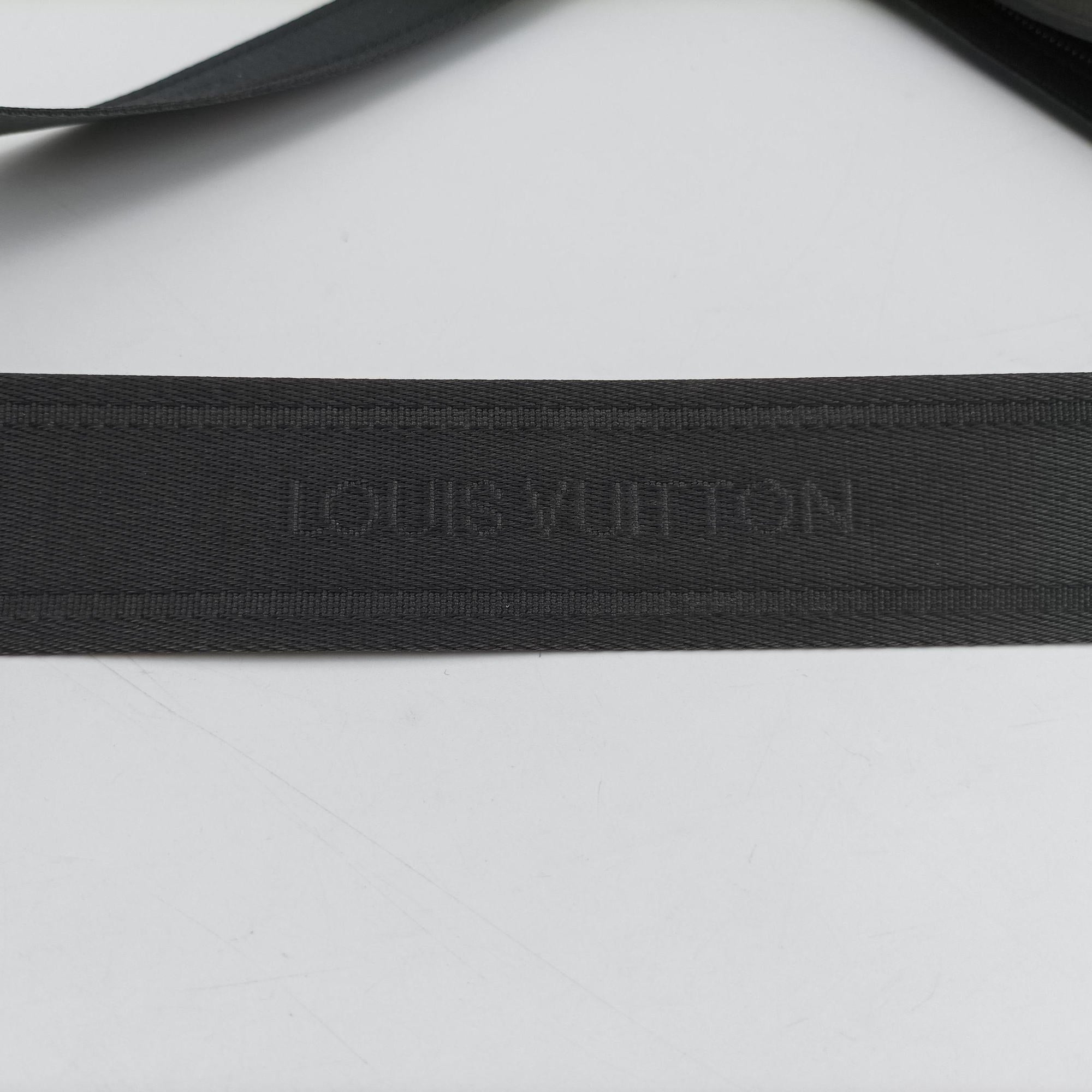Vintage Louis Vuitton SASHA Glacier TAIGA M32630 shoulderbag | stylenewstar