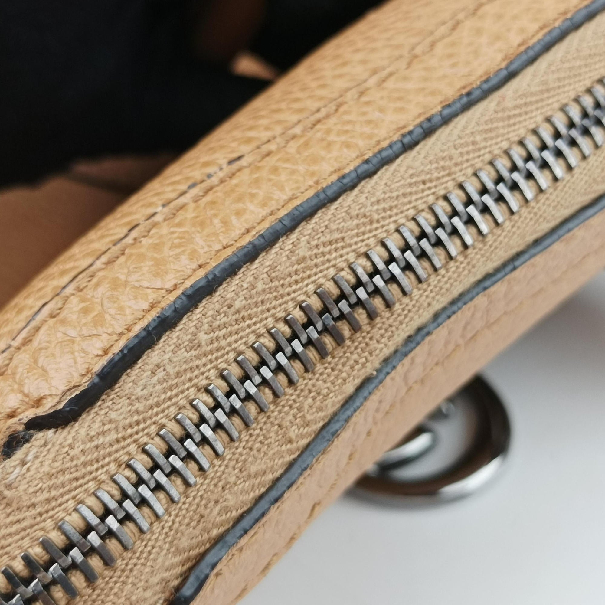 Pre-owned Gucci GG Charm Top Handle Camel Leather 339551 shoulderbag | stylenewstar