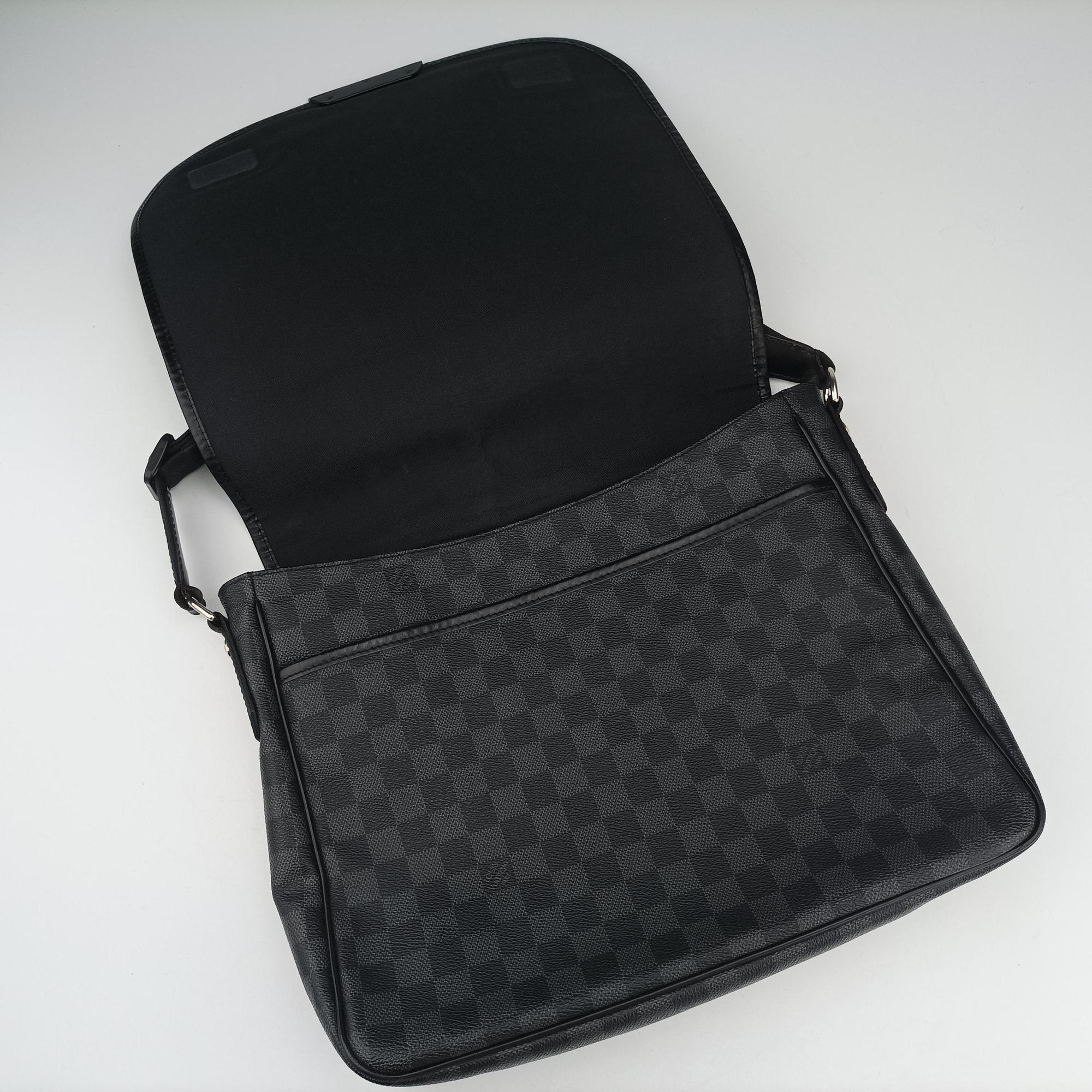 Pre-owned Louis Vuitton DANIEL MM Noir Damier GRAPHITE N58029 shoulderbag | stylenewstar