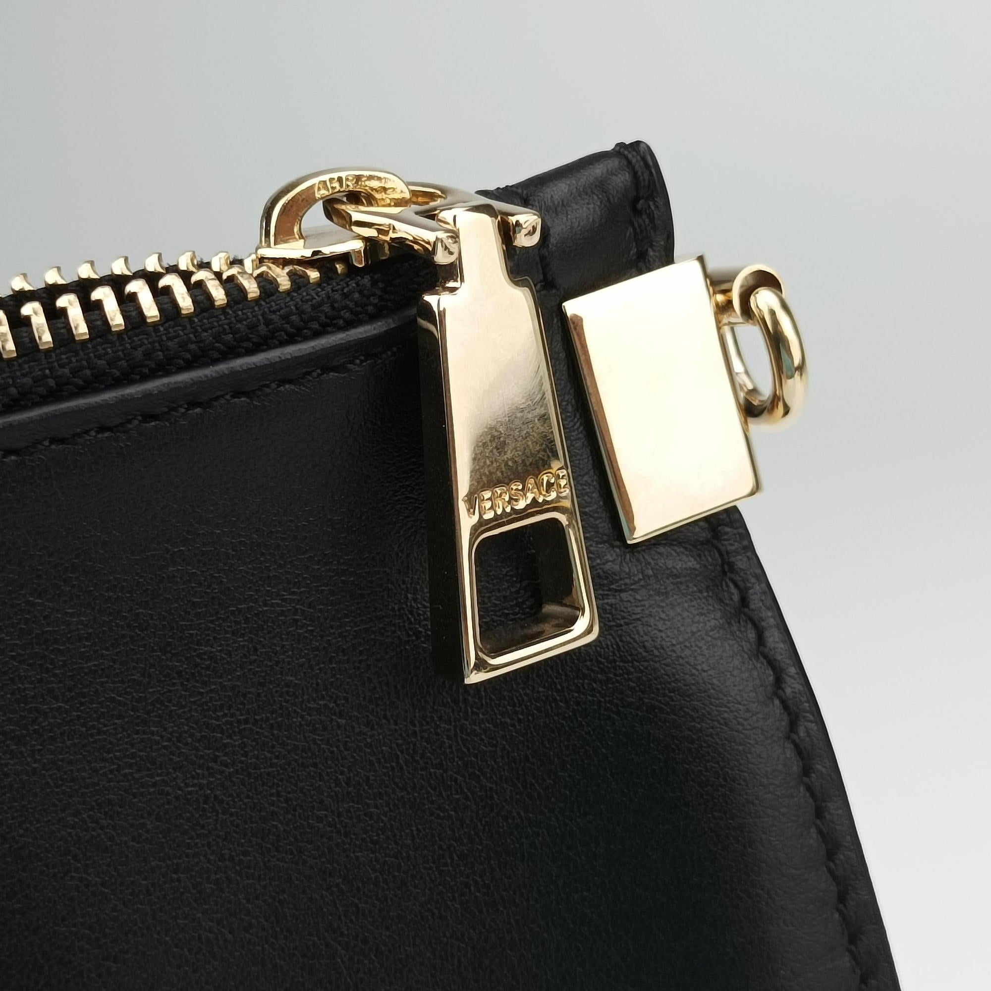 Vintage VERSACE La Medusa Black Leather  shoulderbag | stylenewstar